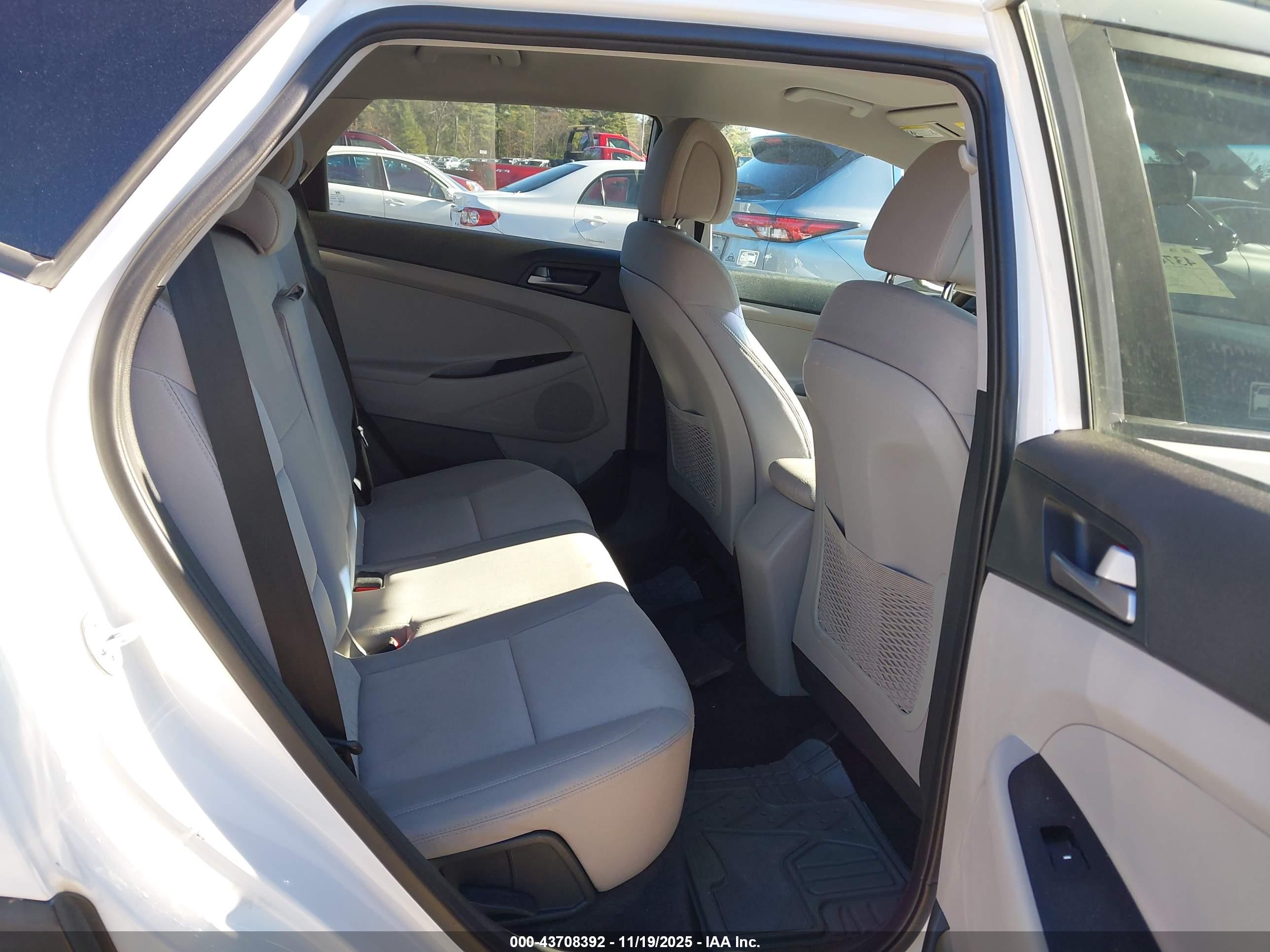 HYUNDAI TUCSON image 8