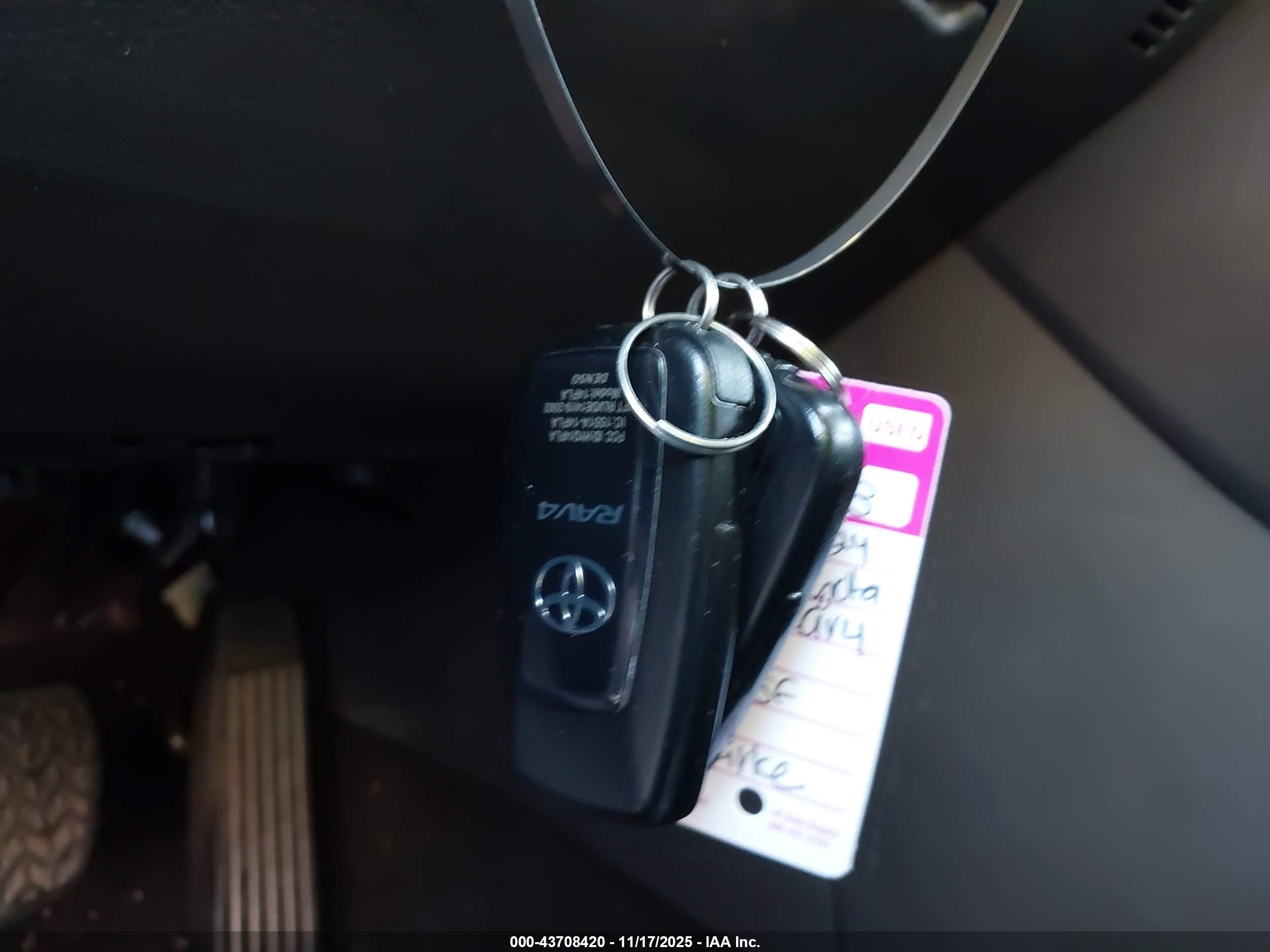 TOYOTA RAV4 image 11