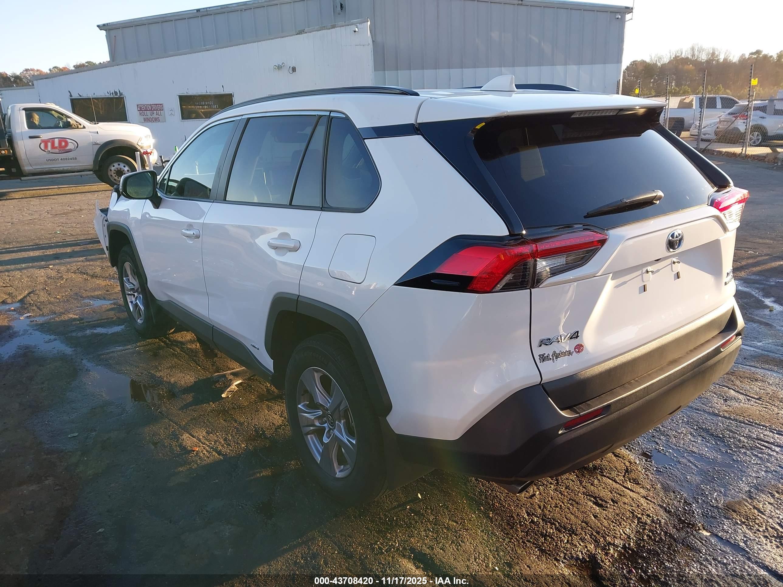 TOYOTA RAV4 image 3