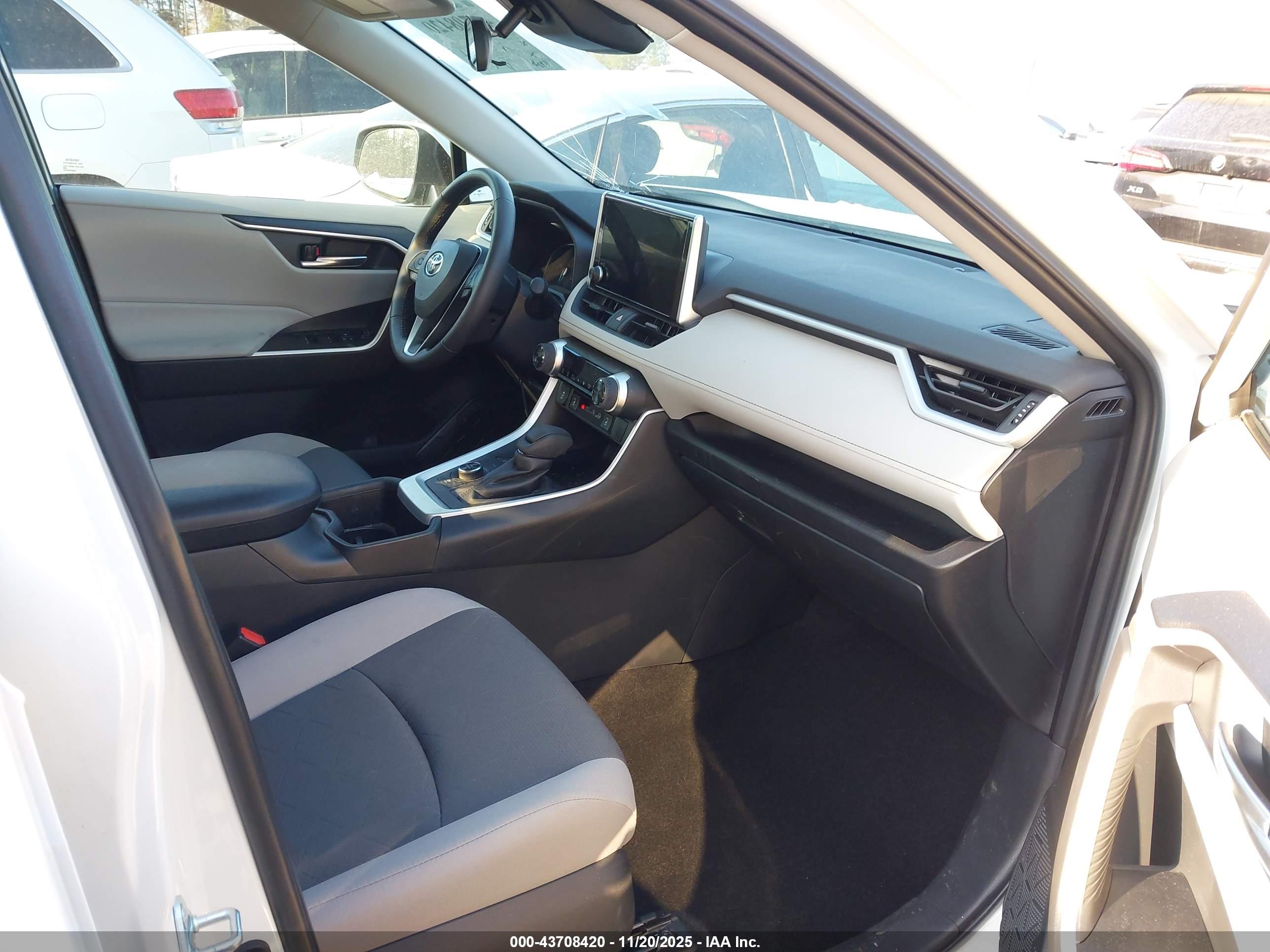 TOYOTA RAV4 image 5