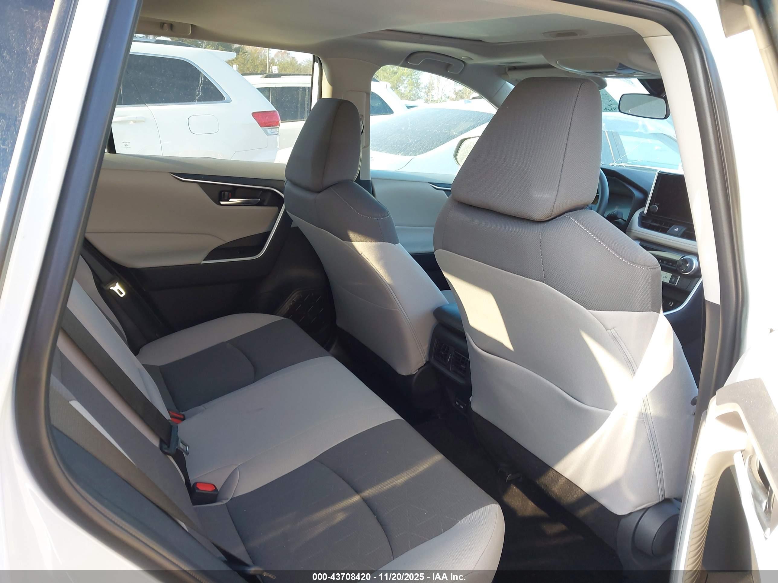 TOYOTA RAV4 image 8