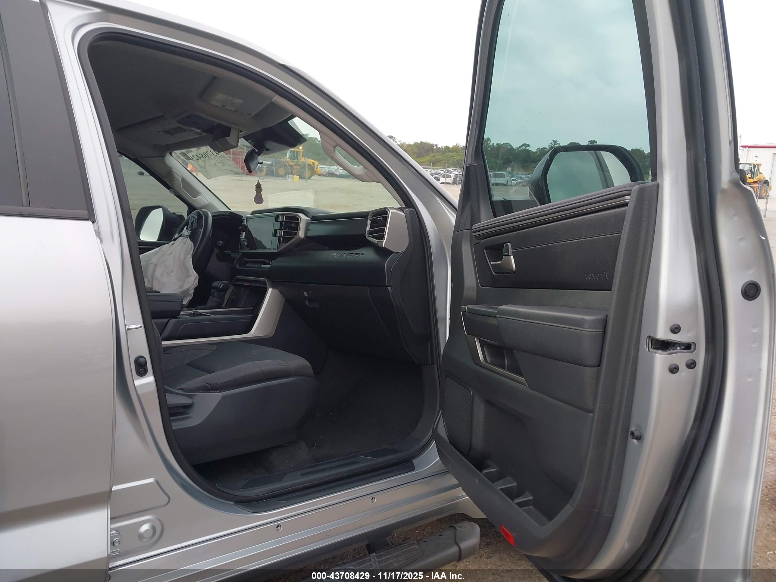 TOYOTA TUNDRA image 5