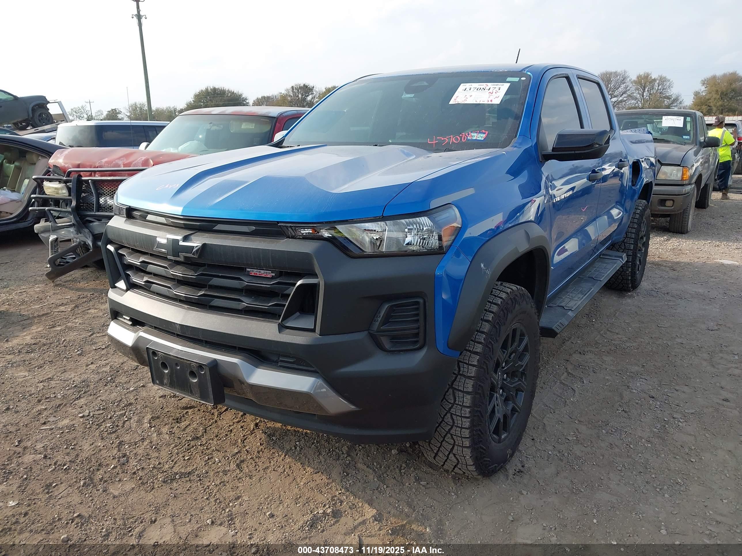 CHEVROLET COLORADO image 2