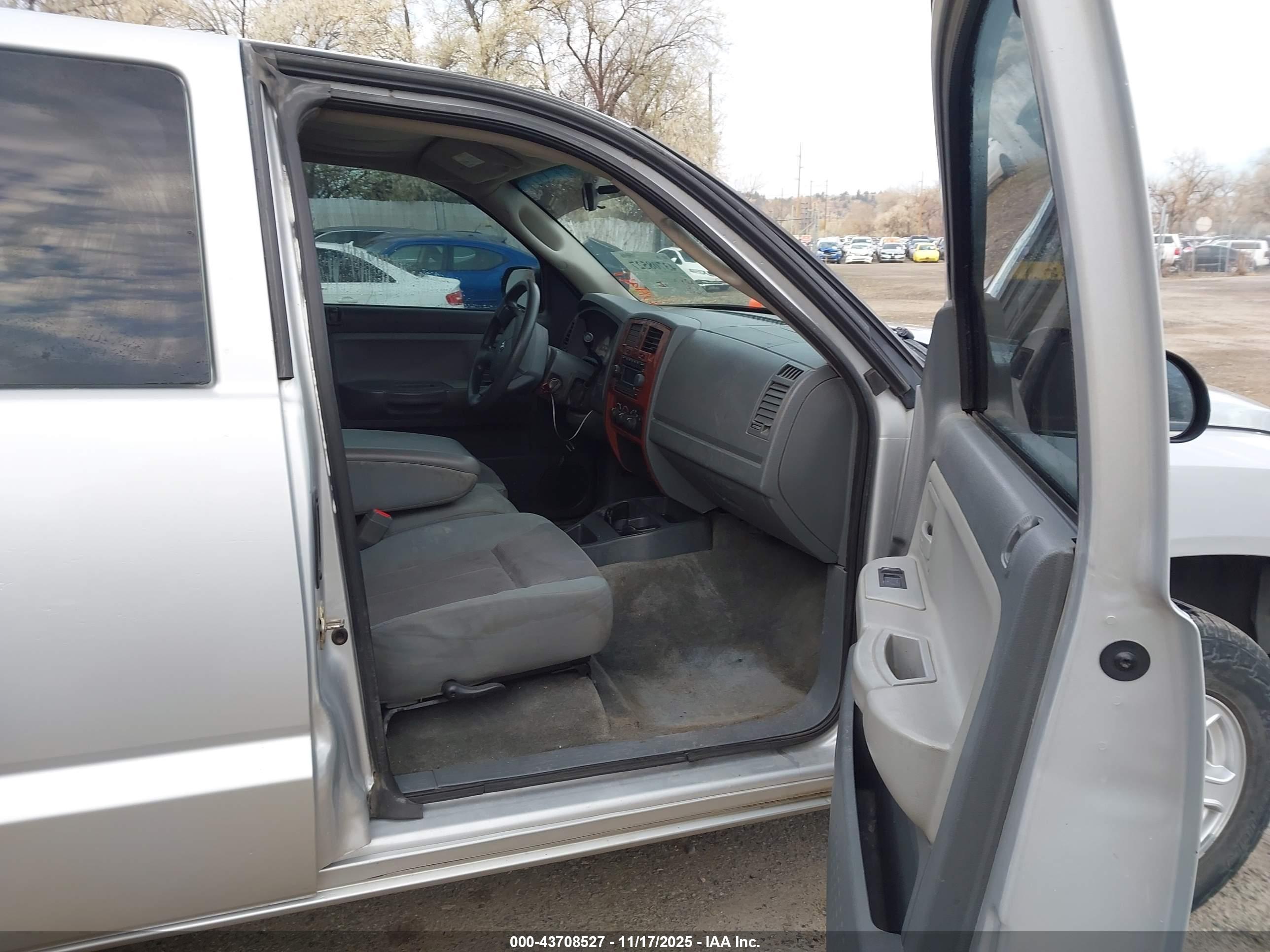 DODGE DAKOTA image 5