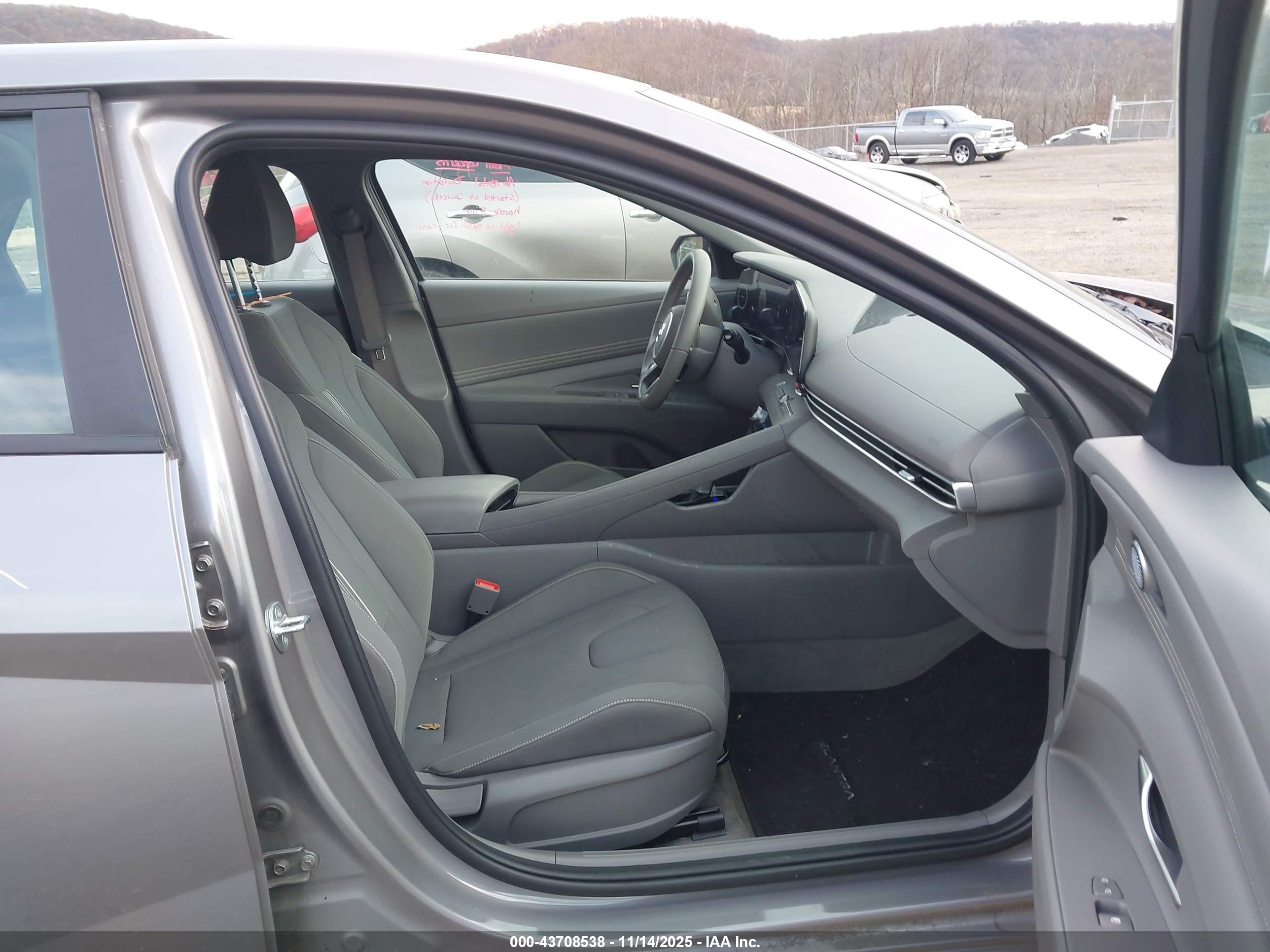 HYUNDAI ELANTRA image 5