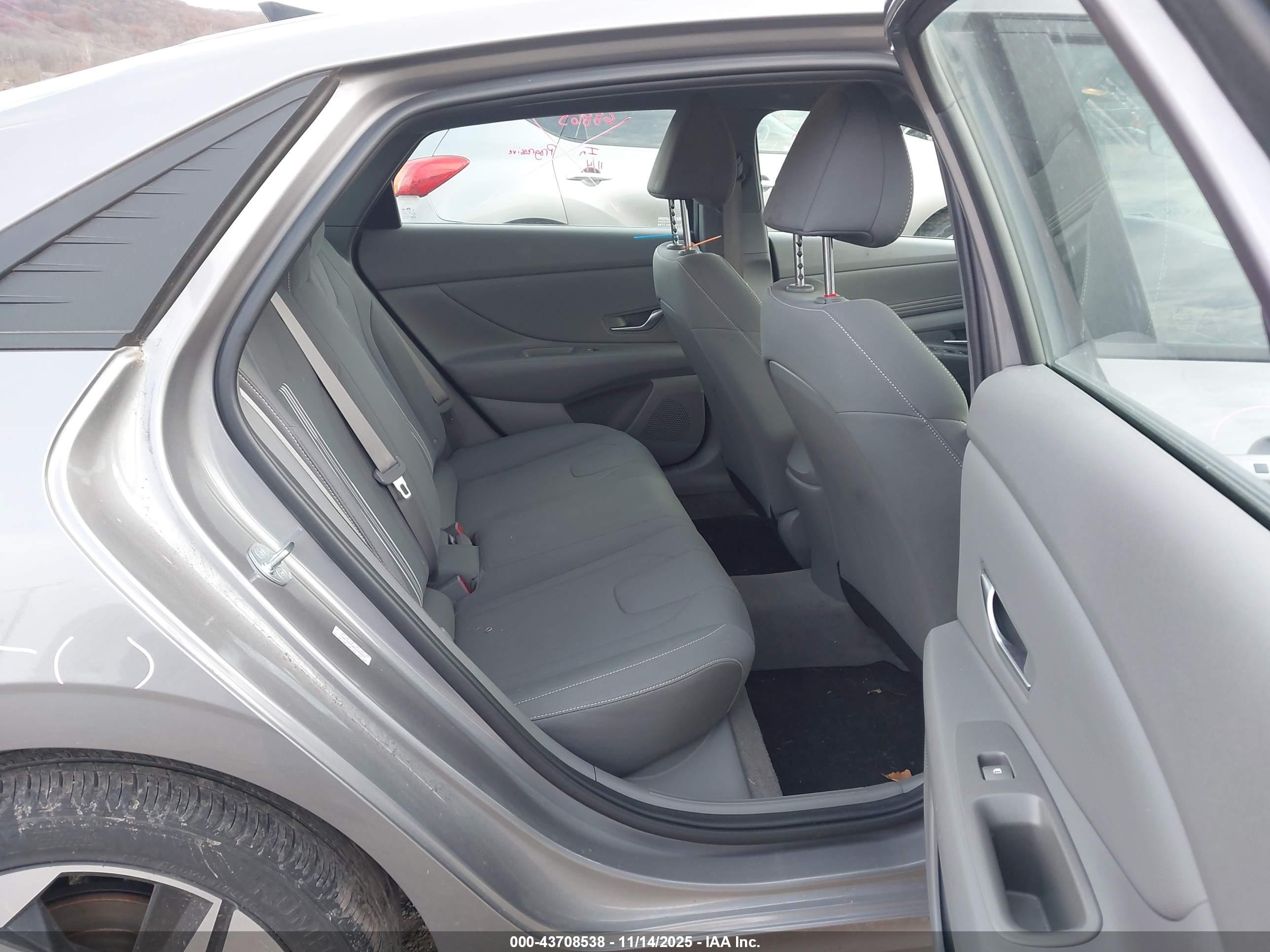 HYUNDAI ELANTRA image 8