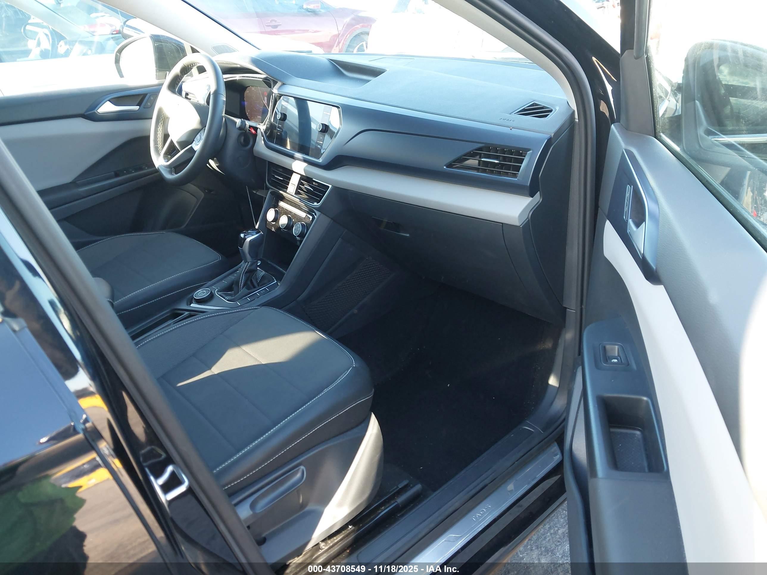 VOLKSWAGEN TAOS image 5