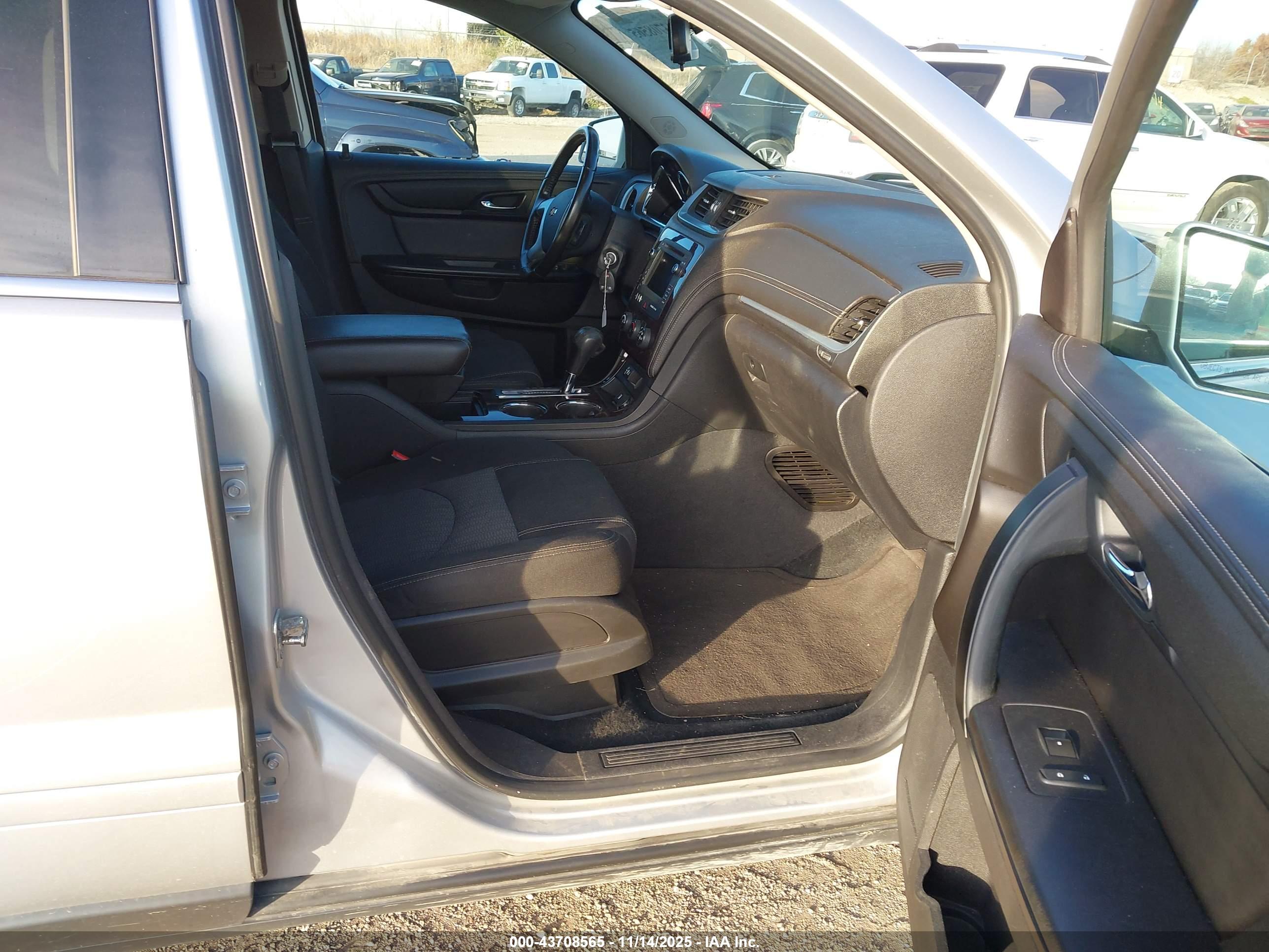CHEVROLET TRAVERSE image 5