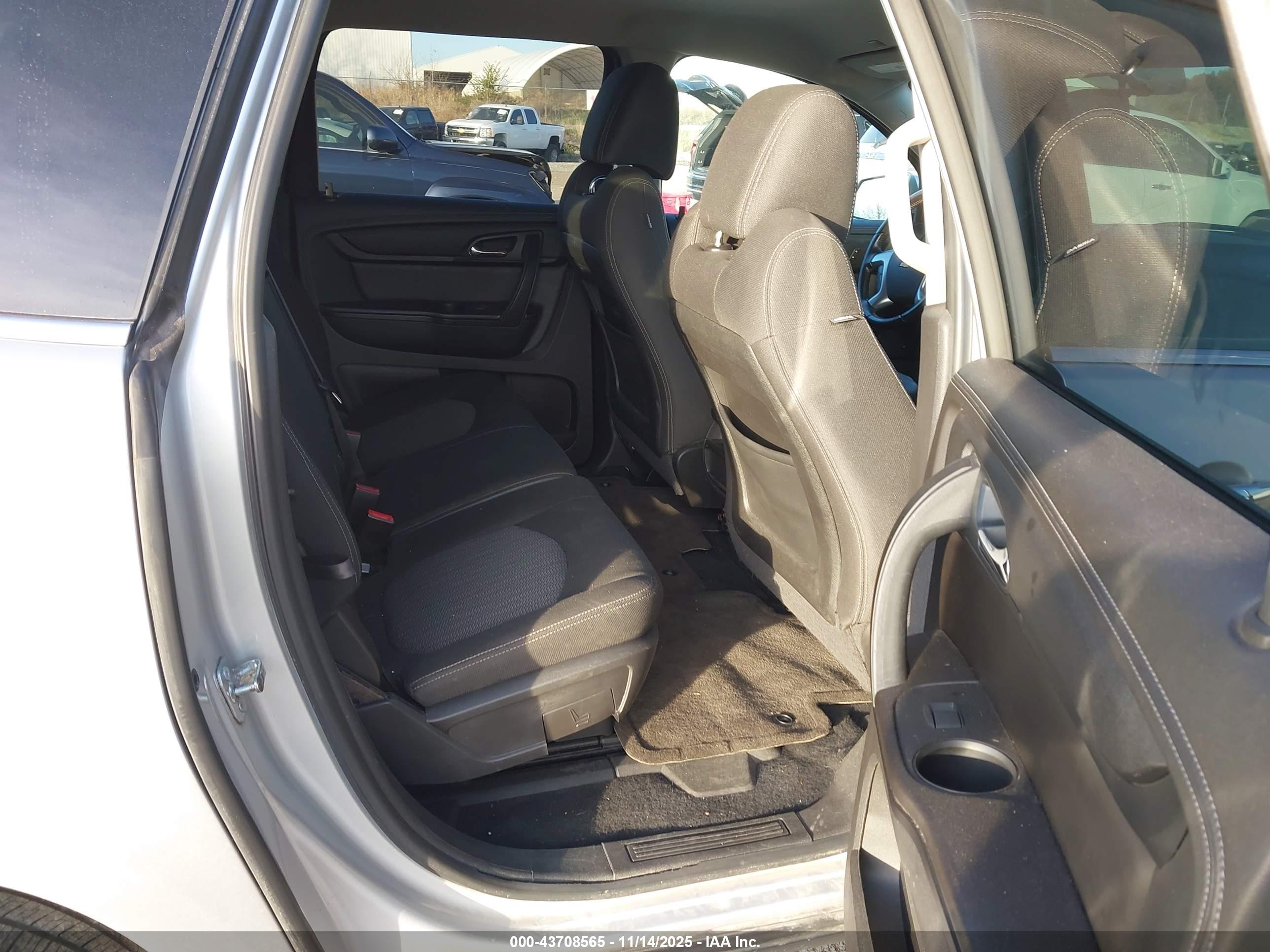 CHEVROLET TRAVERSE image 8