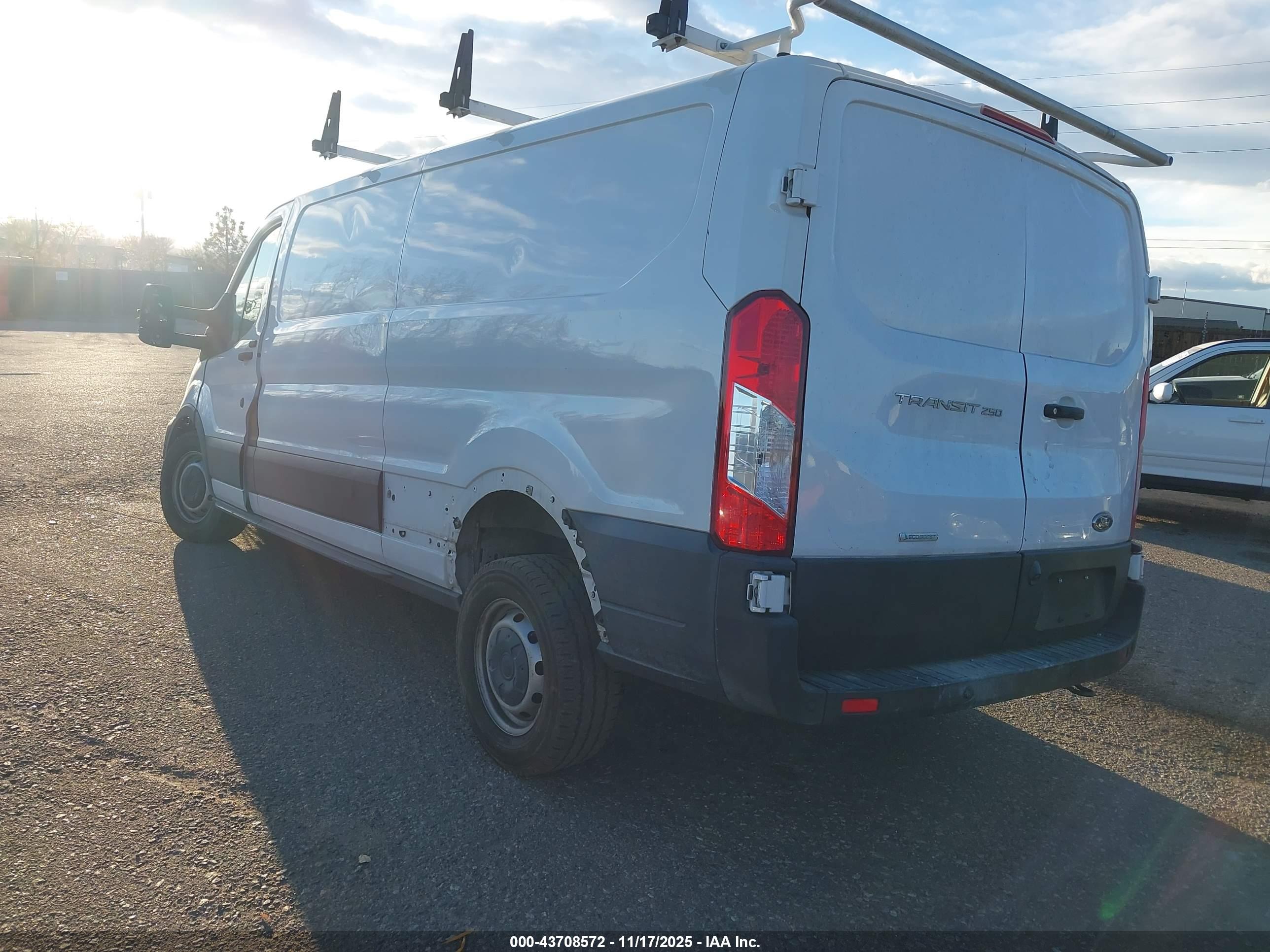 FORD TRANSIT-250 image 3