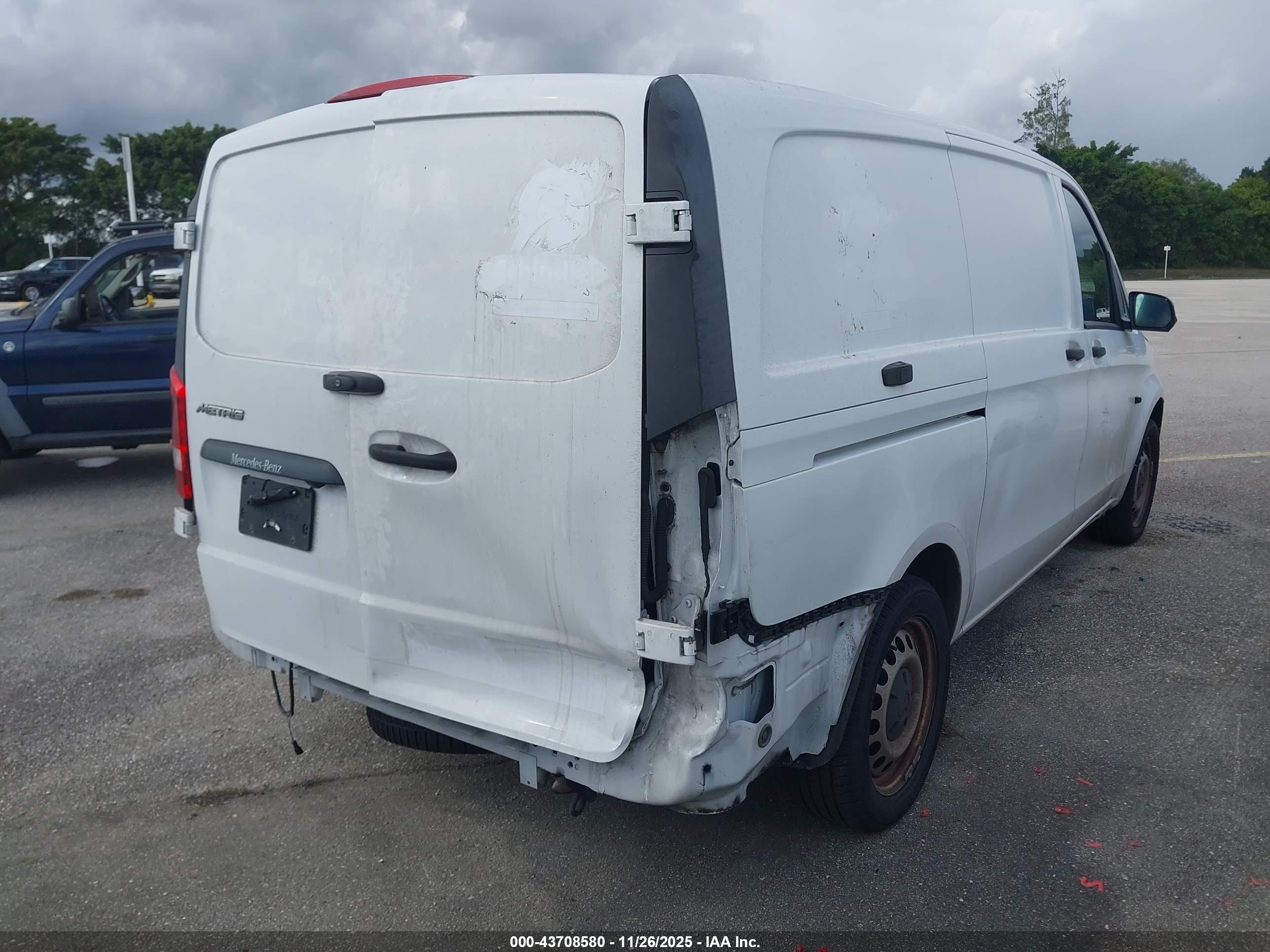 MERCEDES-BENZ METRIS image 4