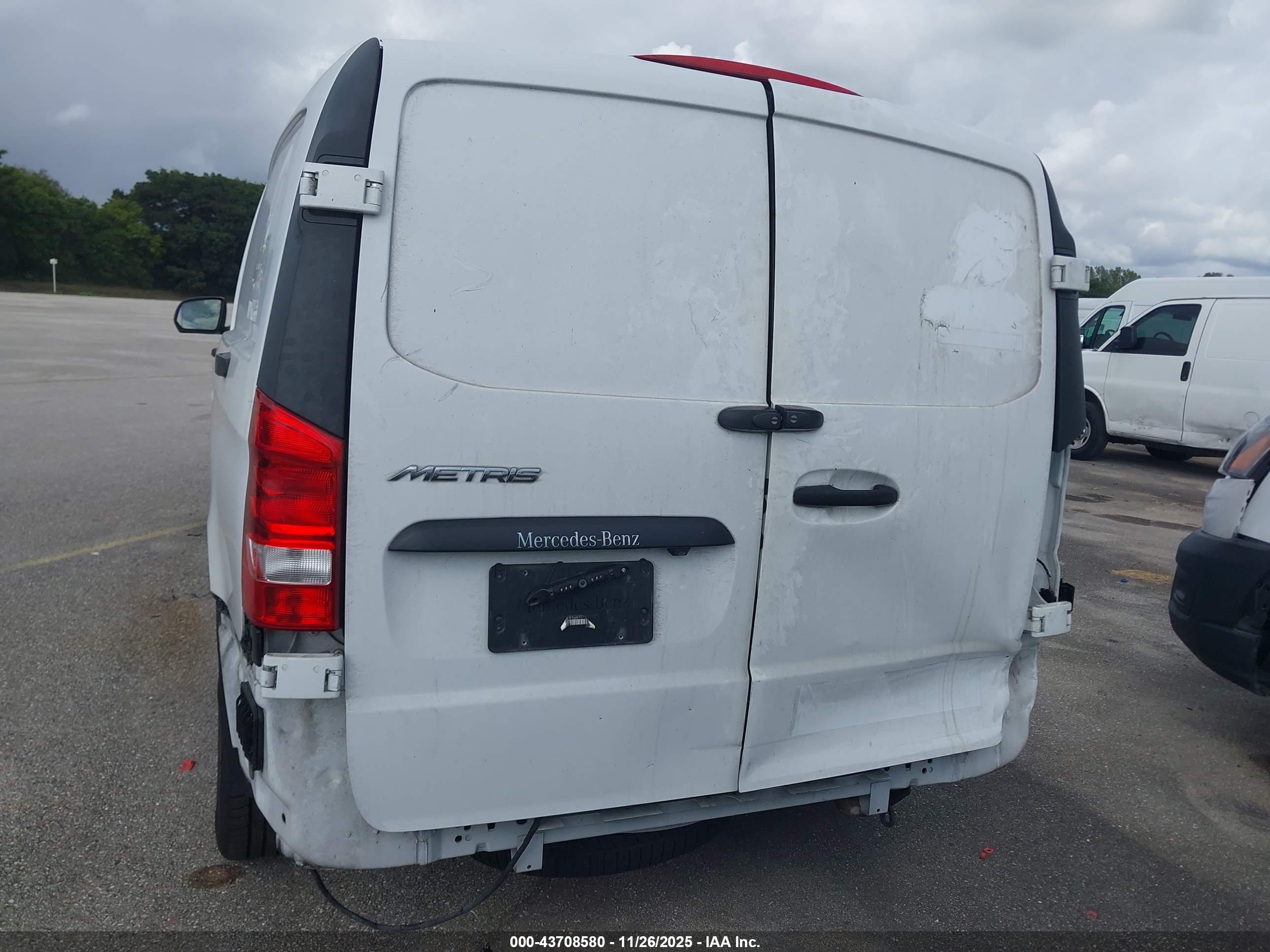 MERCEDES-BENZ METRIS image 6