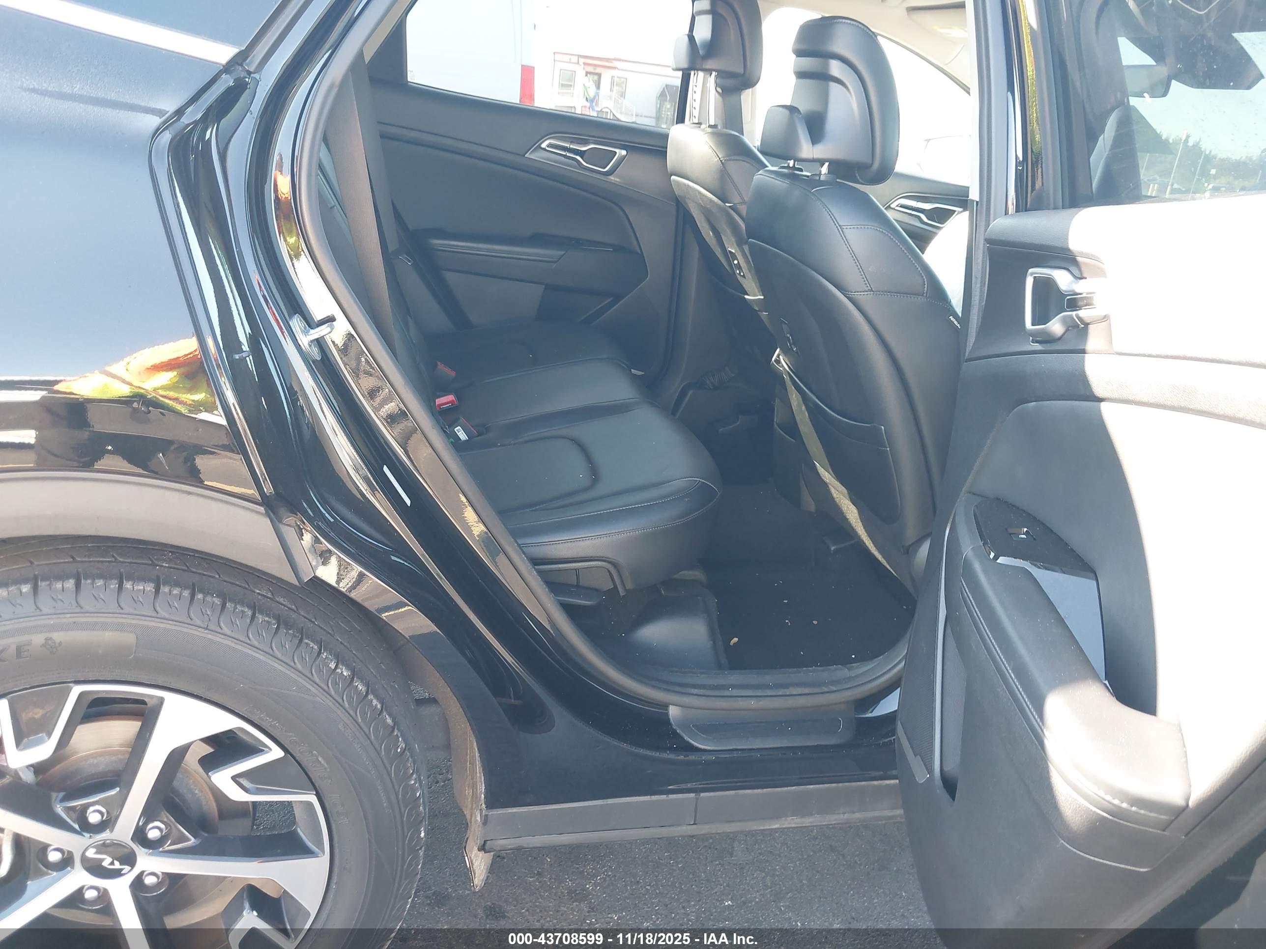 KIA SPORTAGE image 8