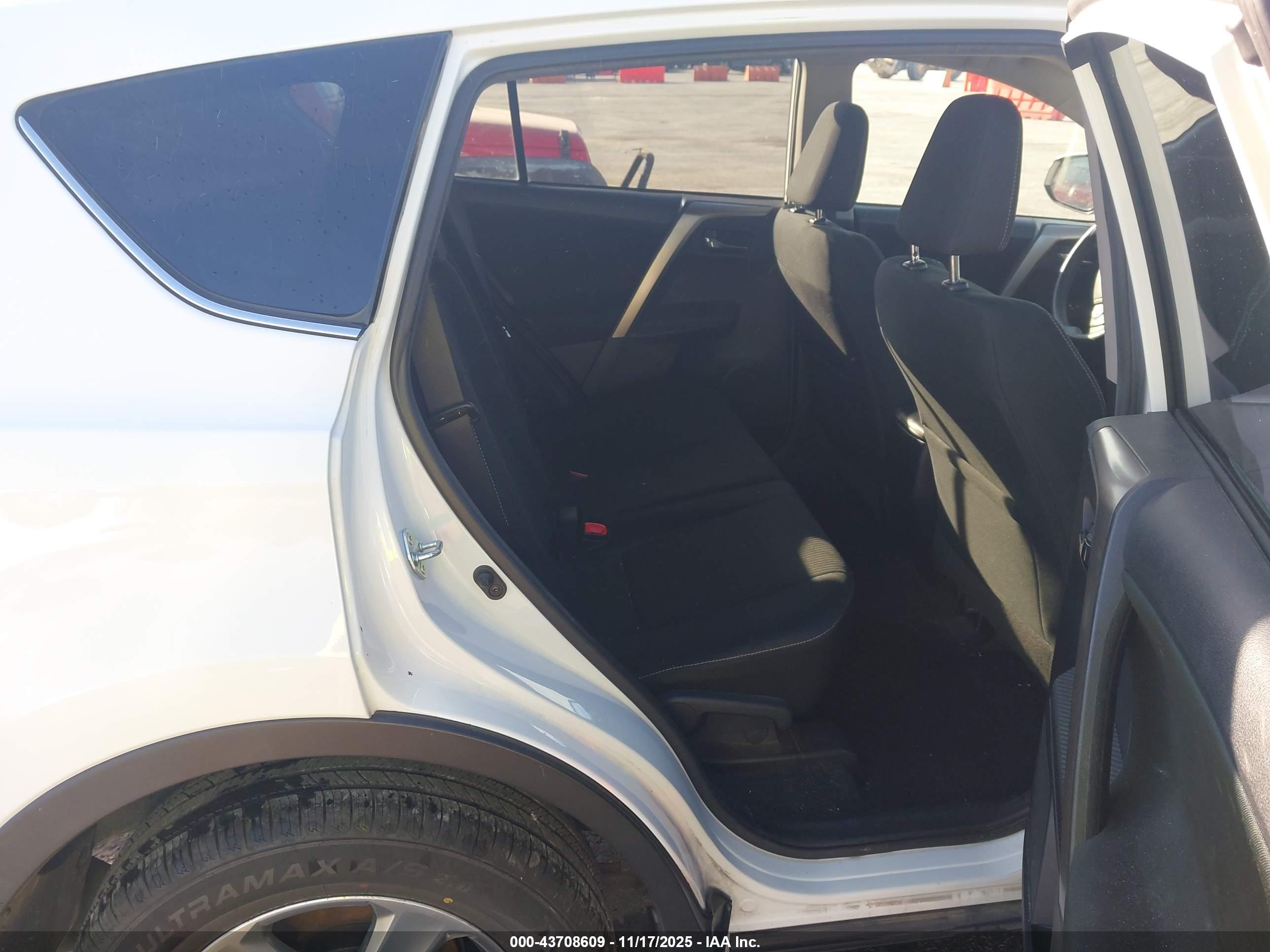 TOYOTA RAV4 image 8