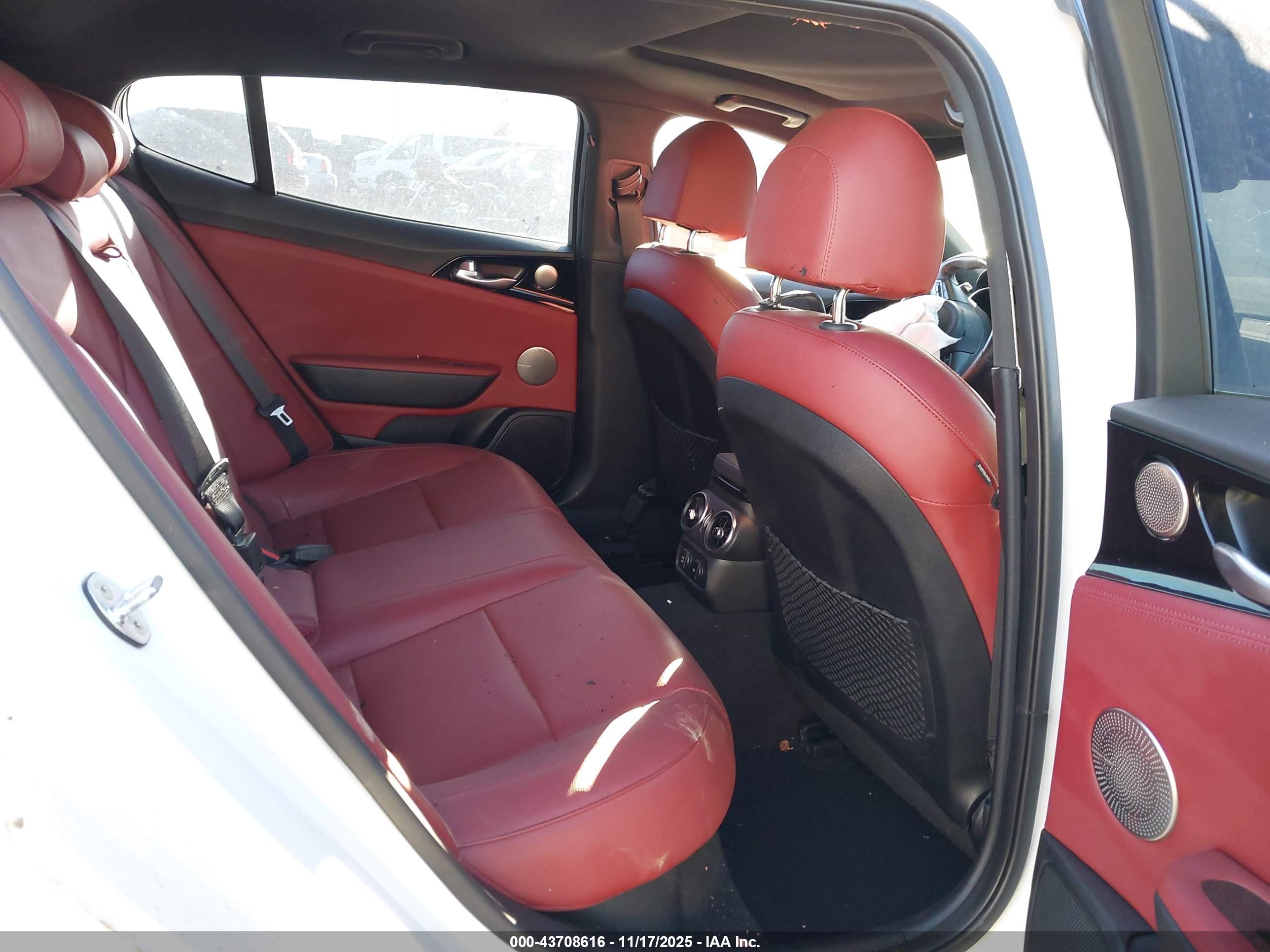 KIA STINGER image 8