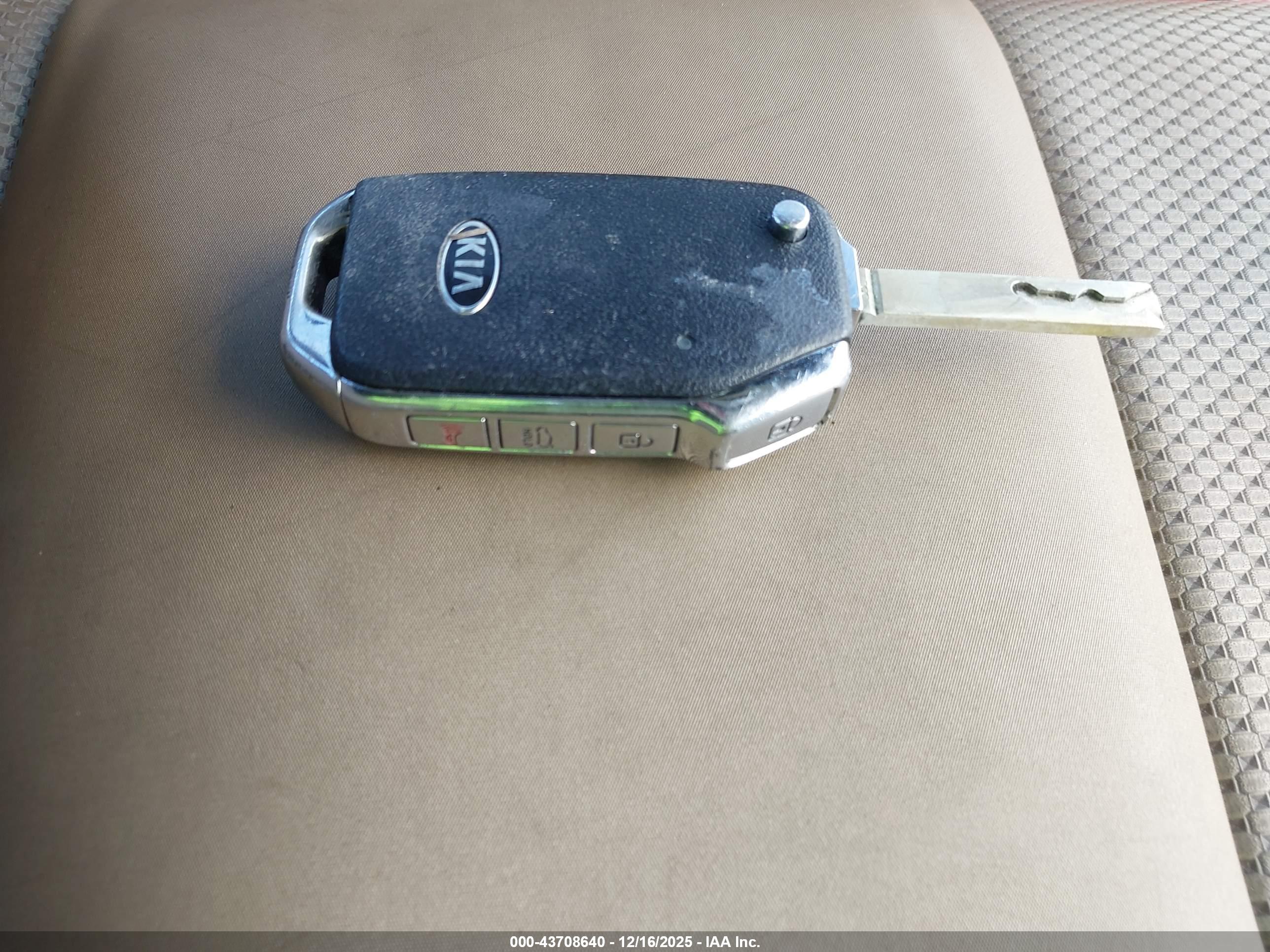 KIA K5 image 11