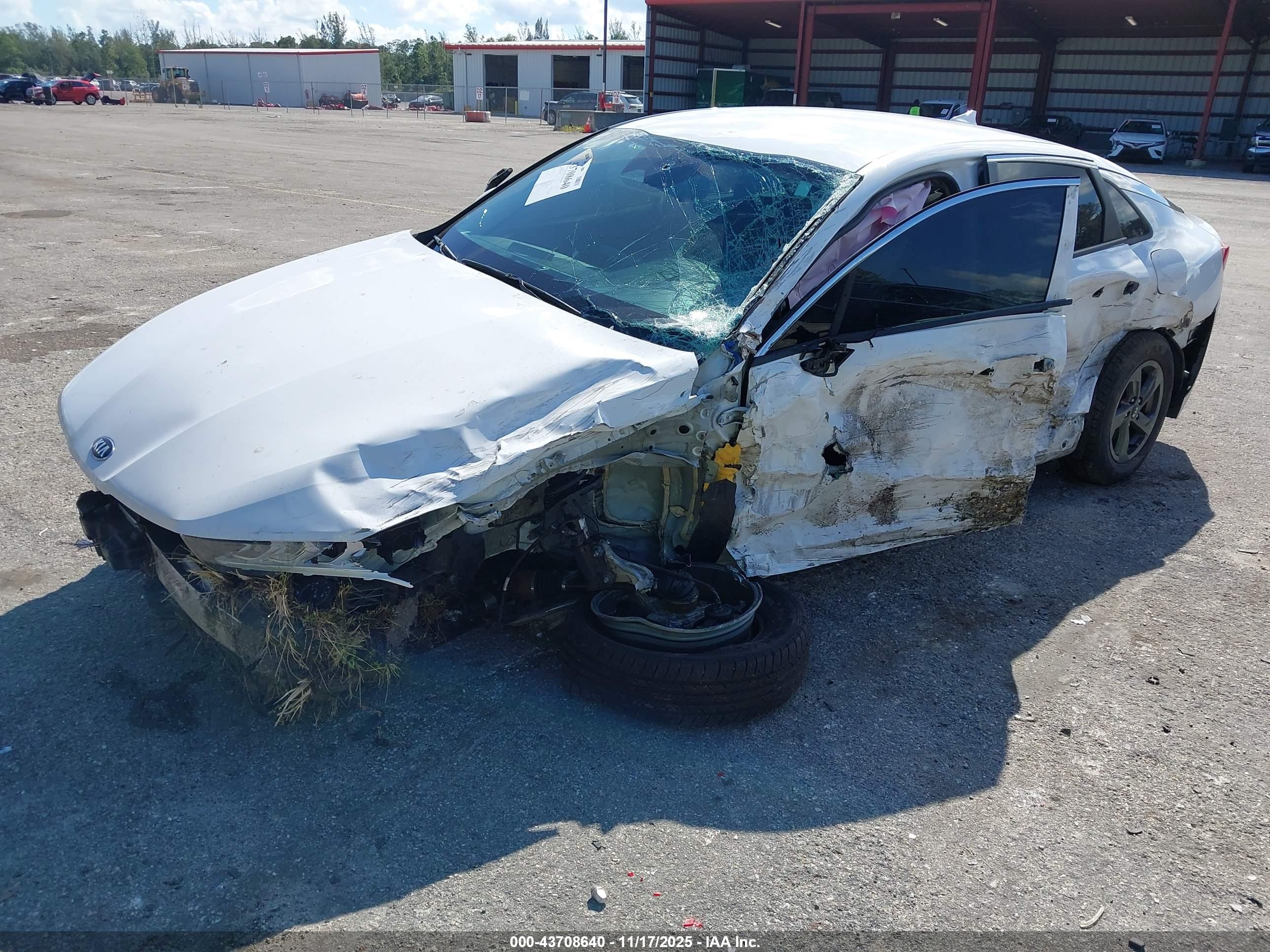 KIA K5 image 2