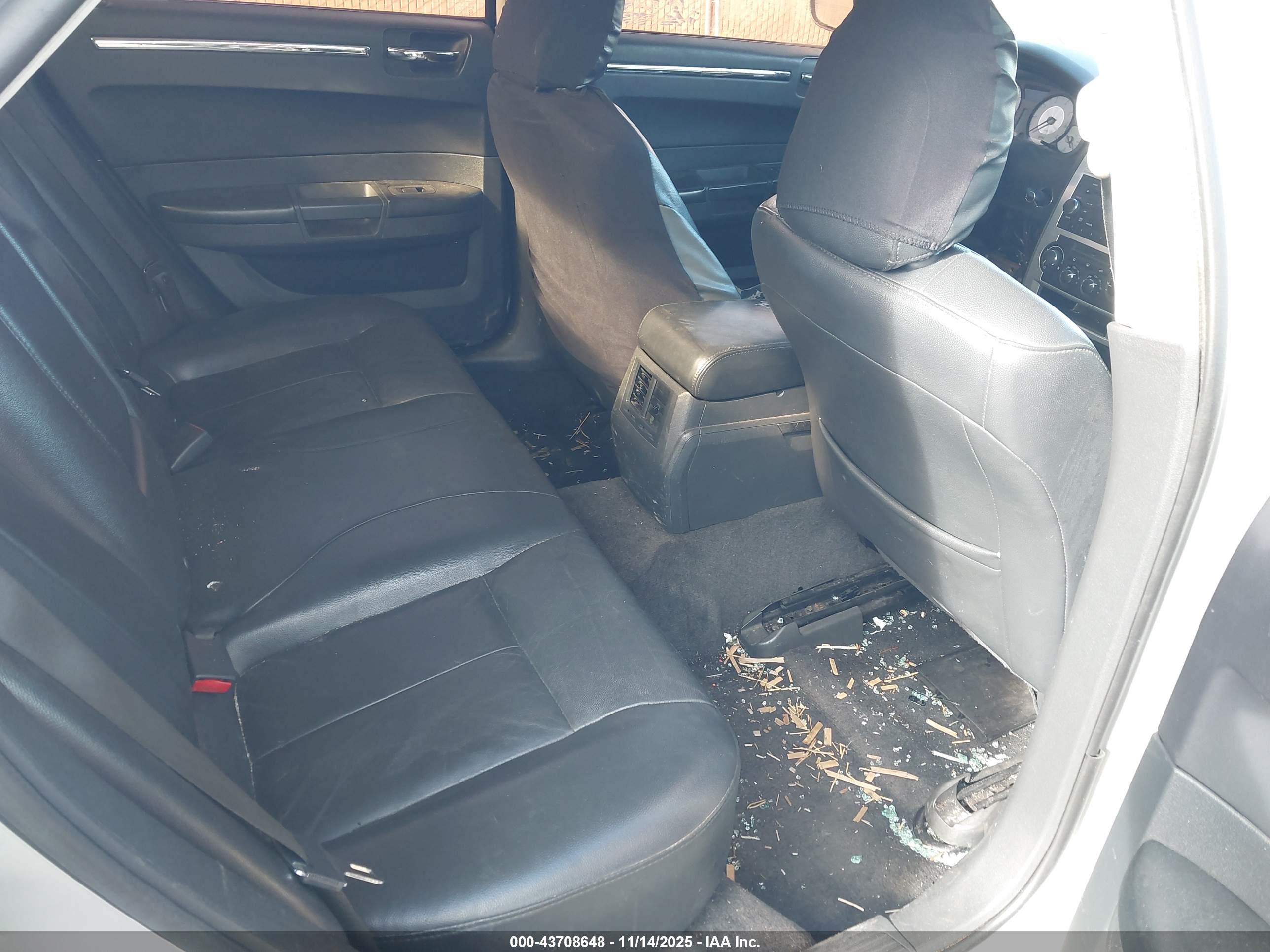 CHRYSLER 300 image 8