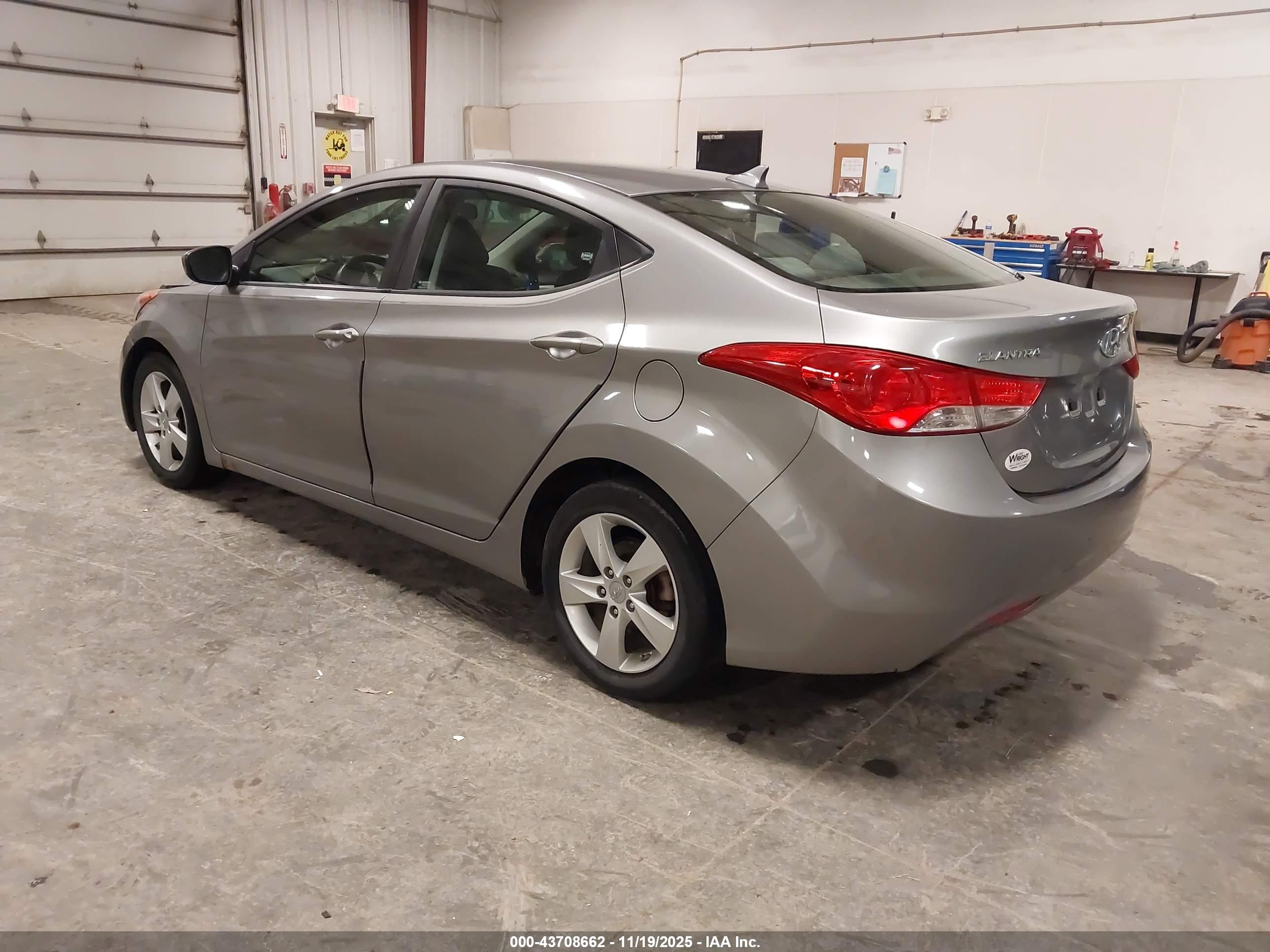 HYUNDAI ELANTRA image 3