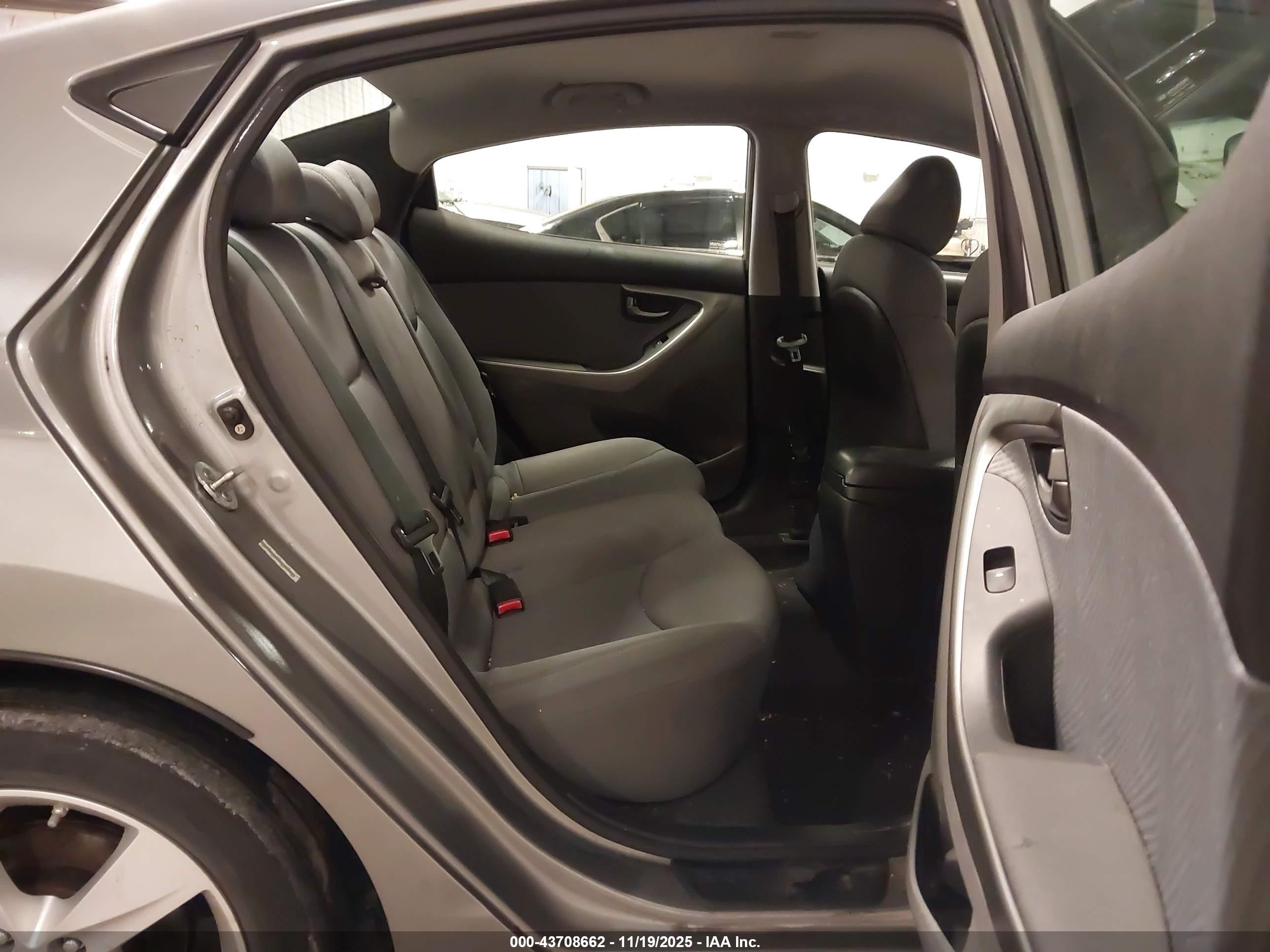 HYUNDAI ELANTRA image 8