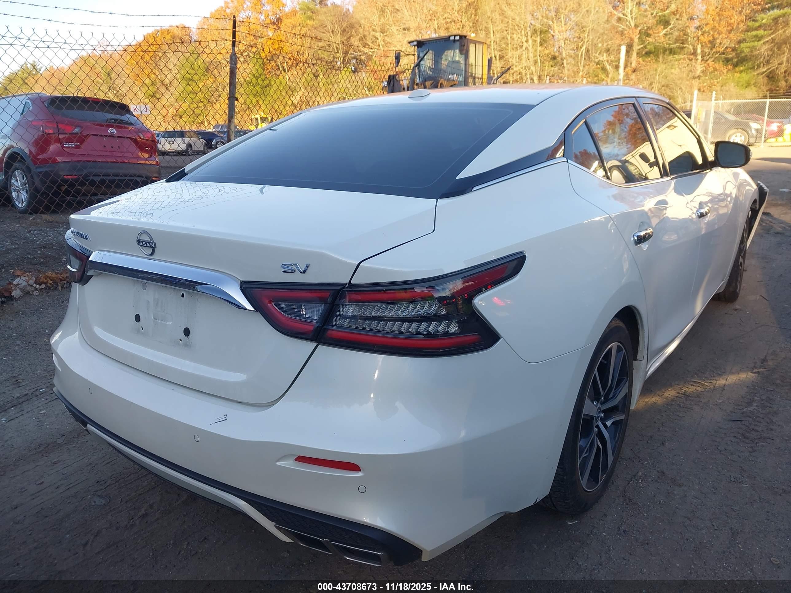 NISSAN MAXIMA image 4