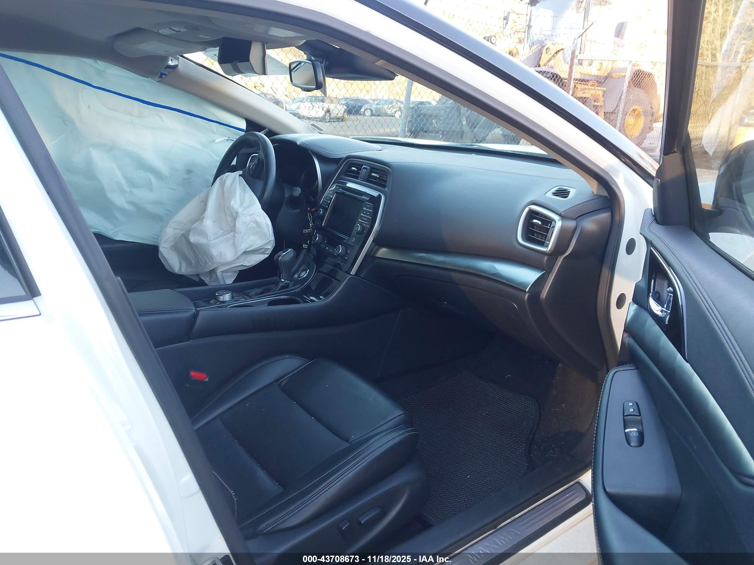NISSAN MAXIMA image 5