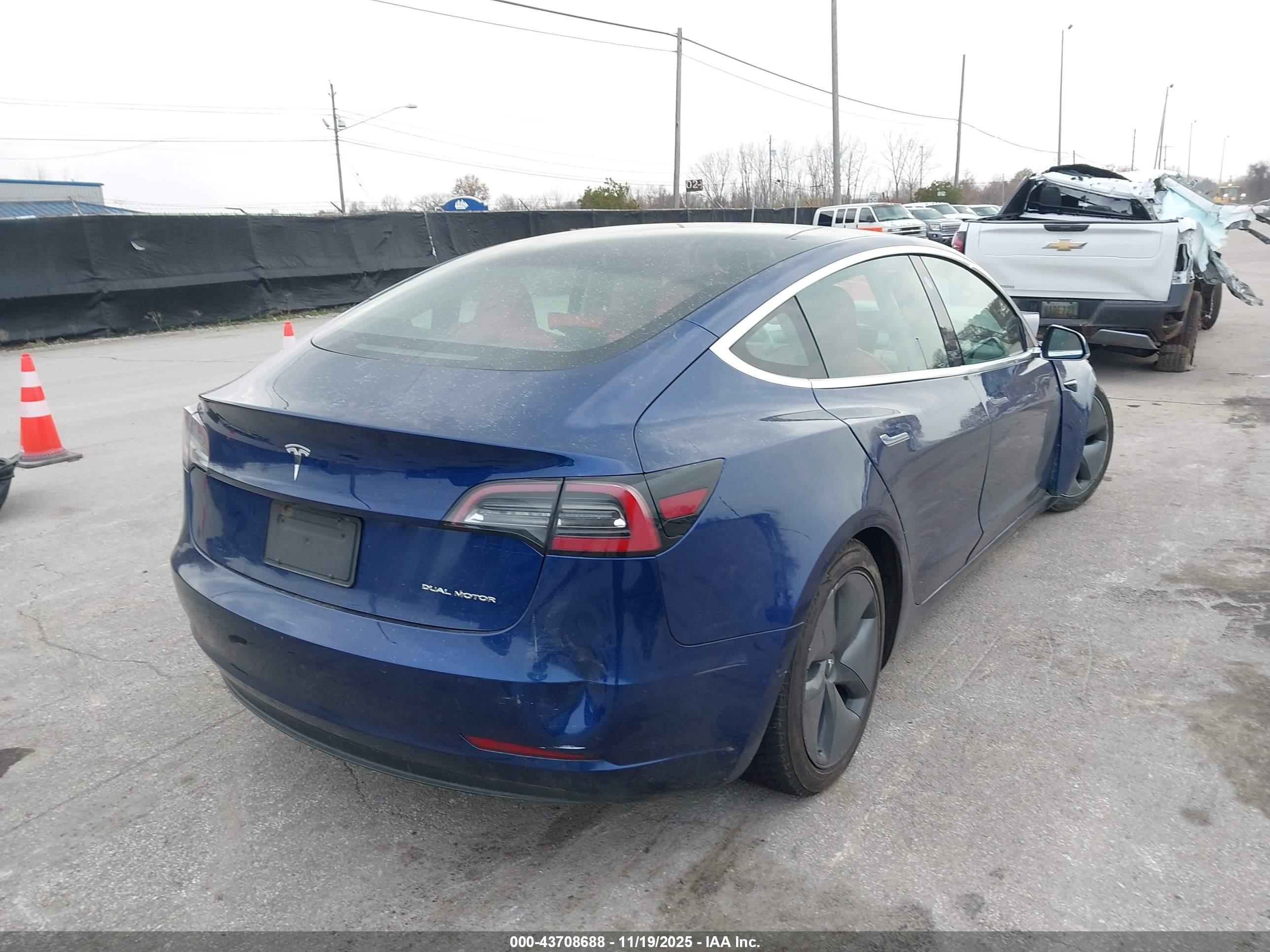 TESLA MODEL image 4