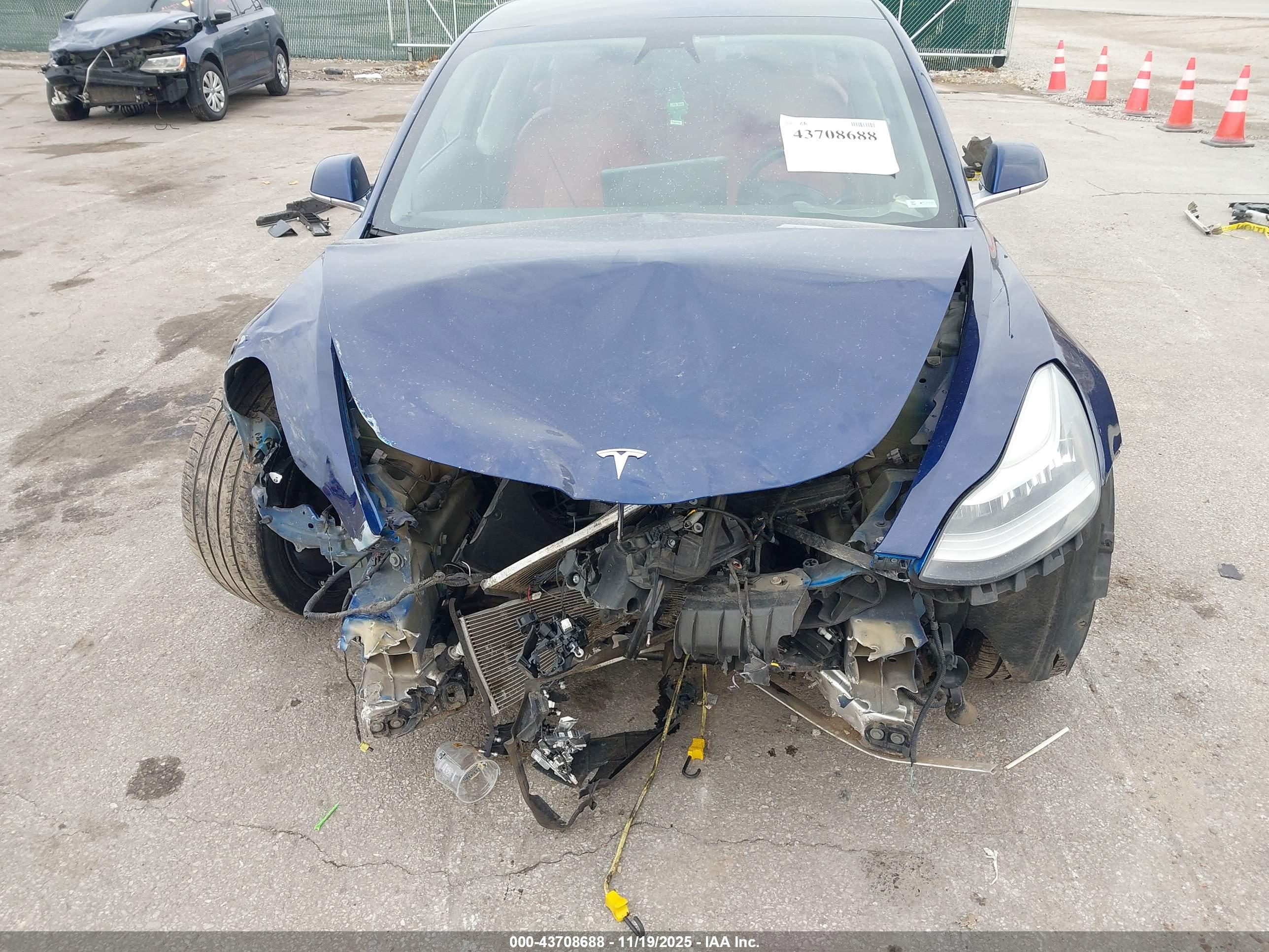 TESLA MODEL image 6