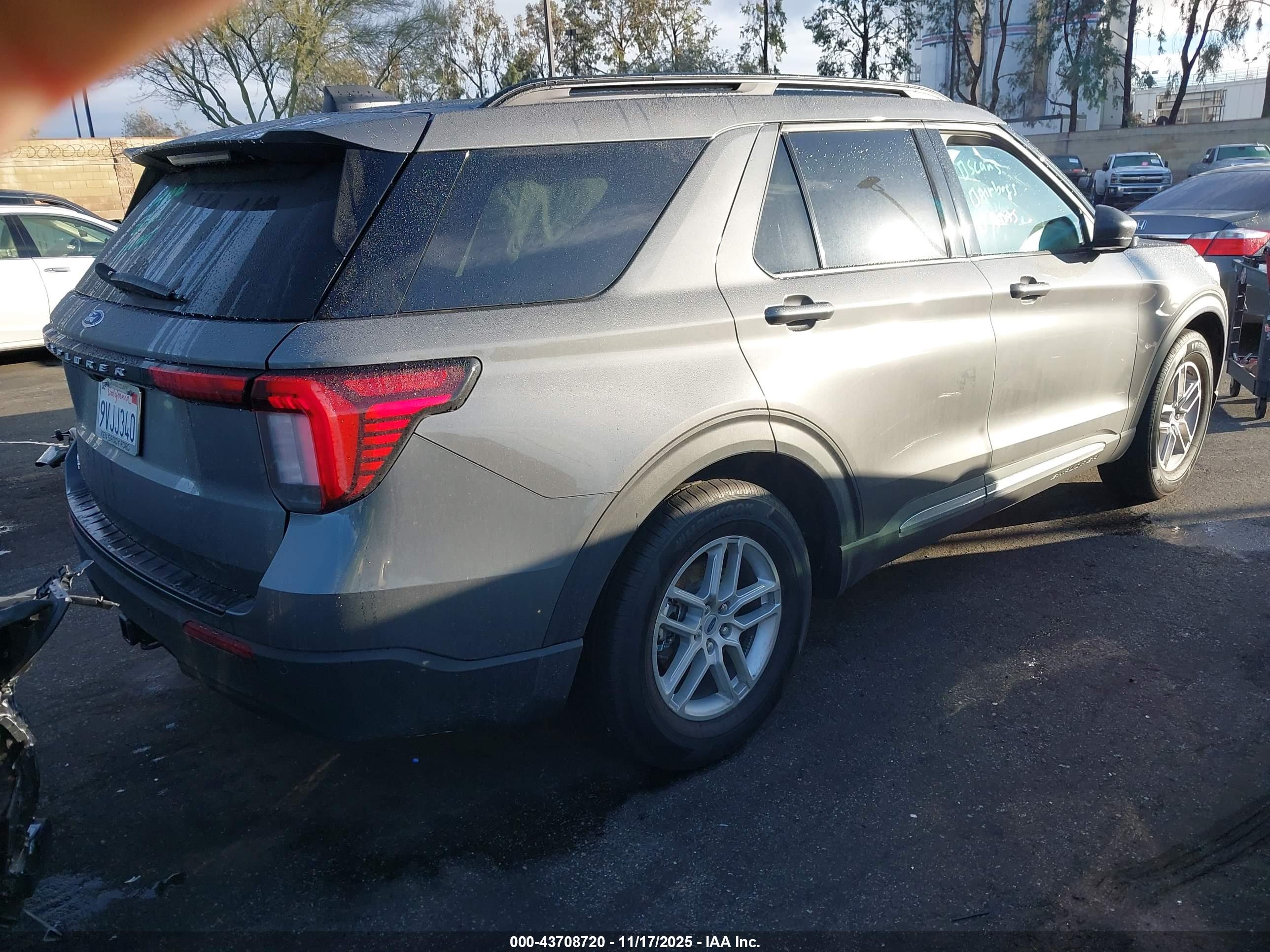 FORD EXPLORER image 4