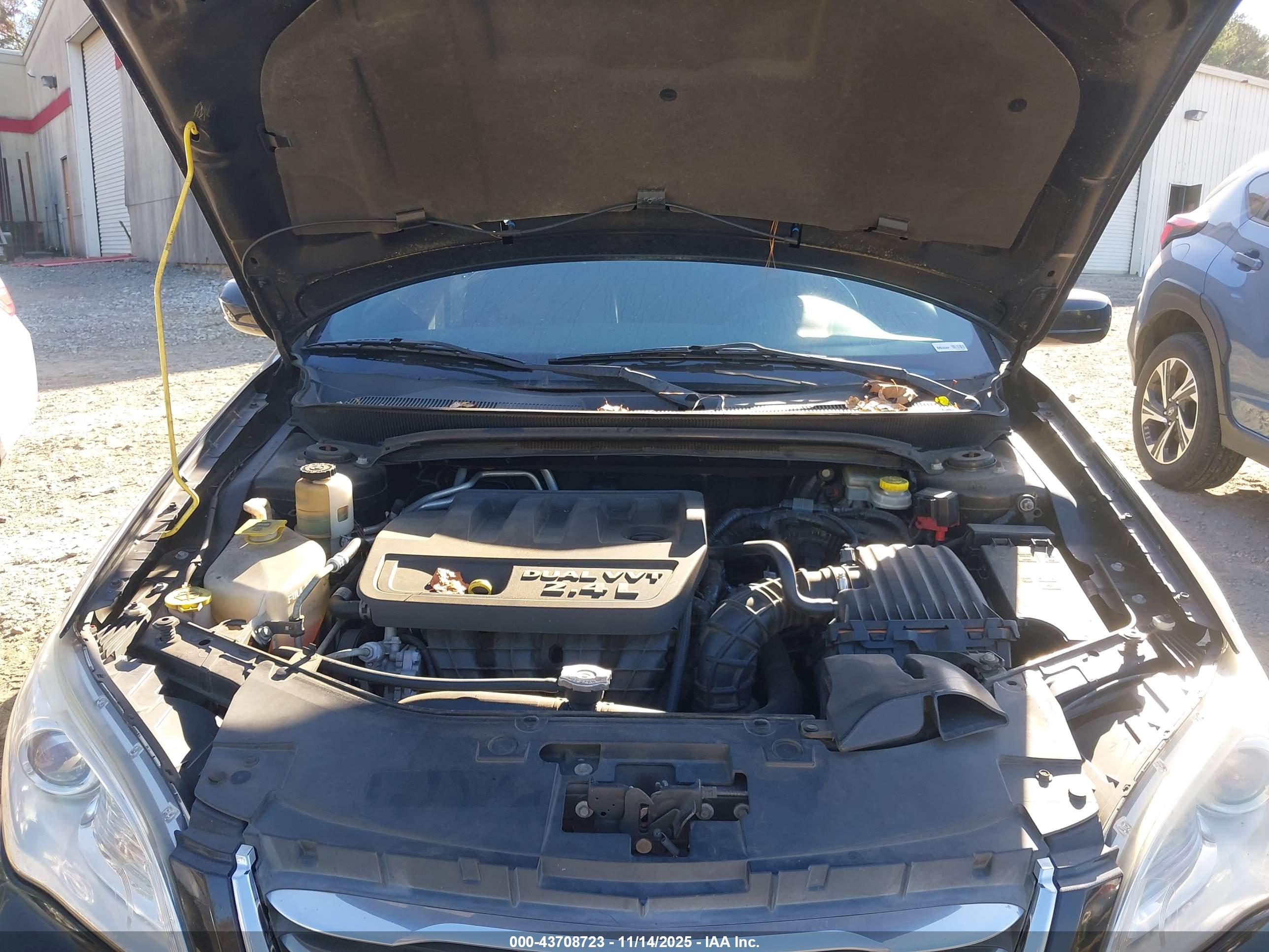 CHRYSLER 200 image 10