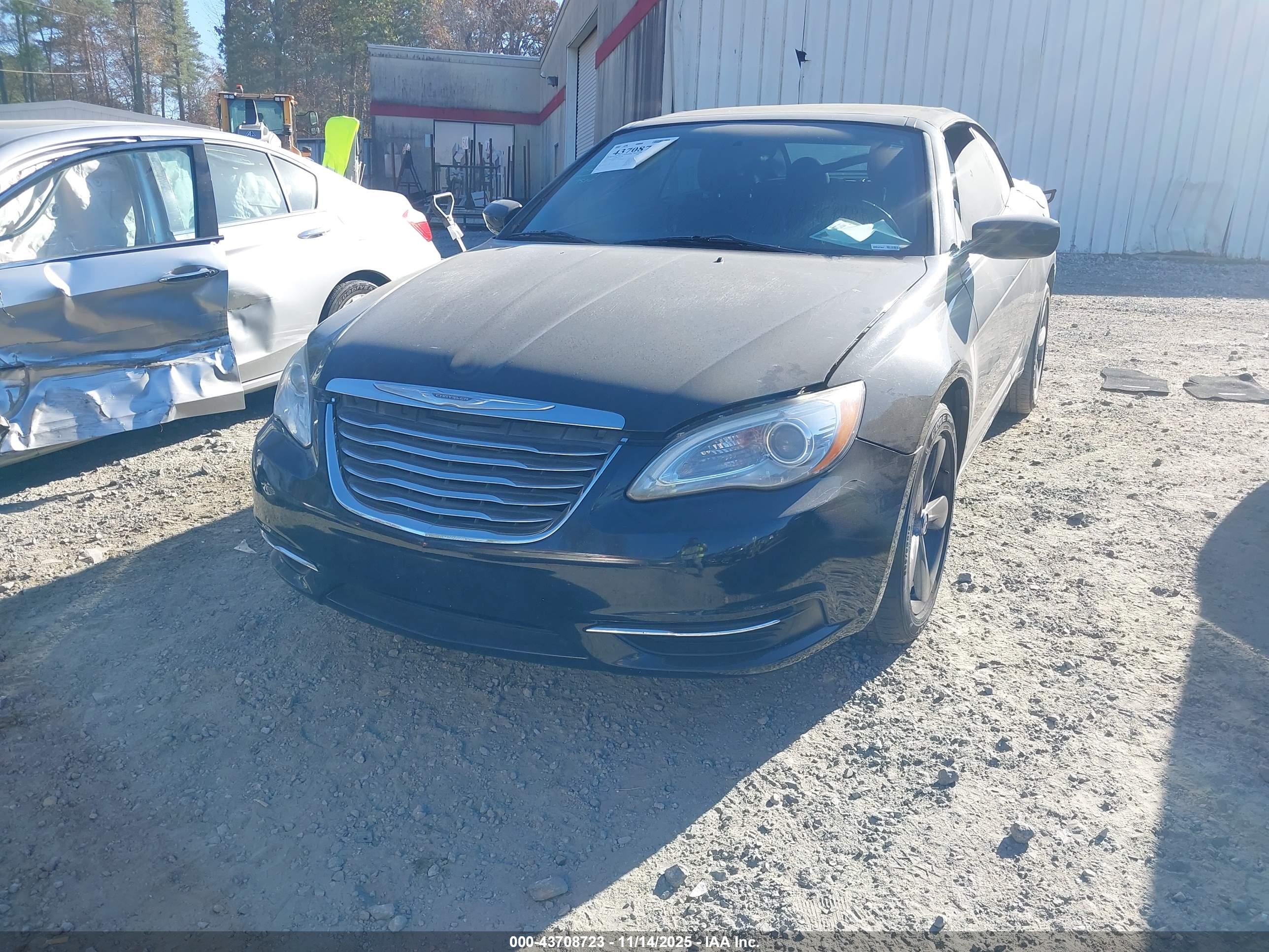CHRYSLER 200 image 2