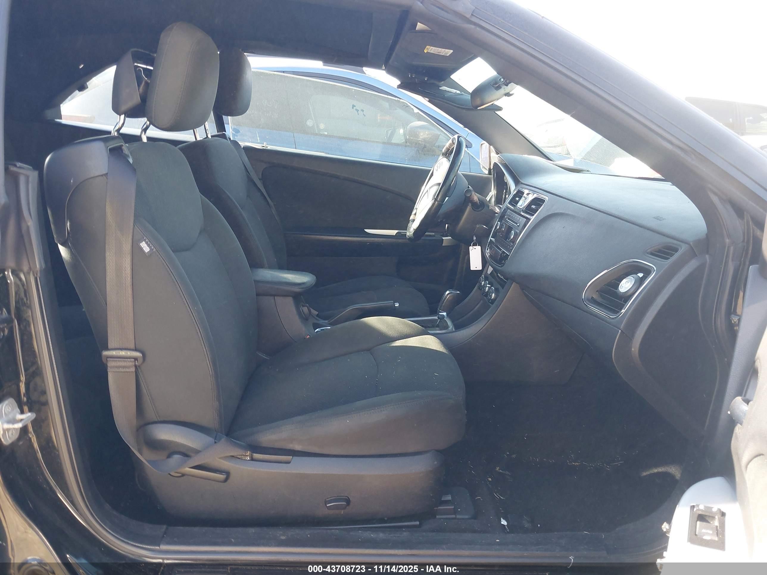 CHRYSLER 200 image 5