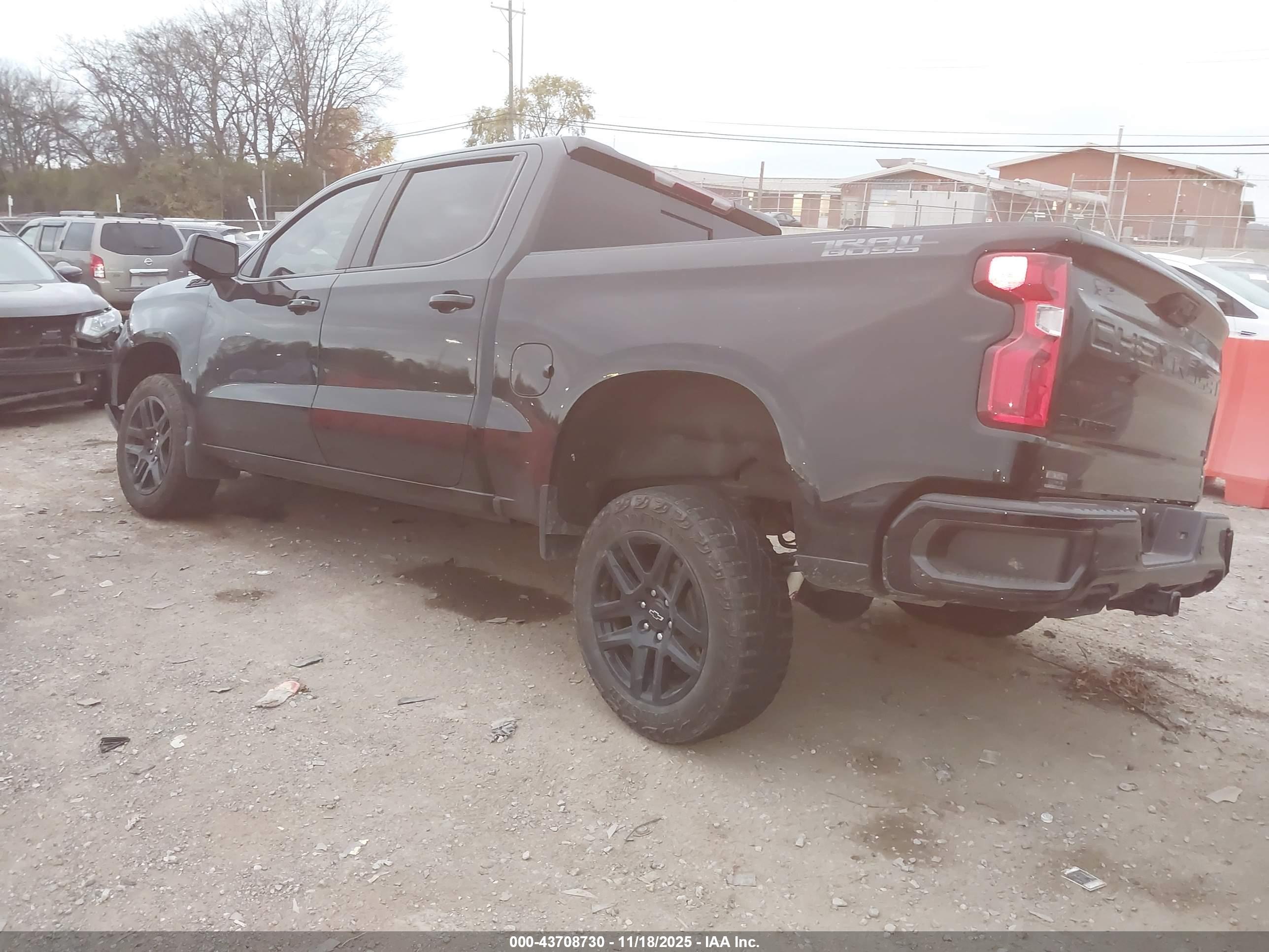 CHEVROLET SILVERADO image 3