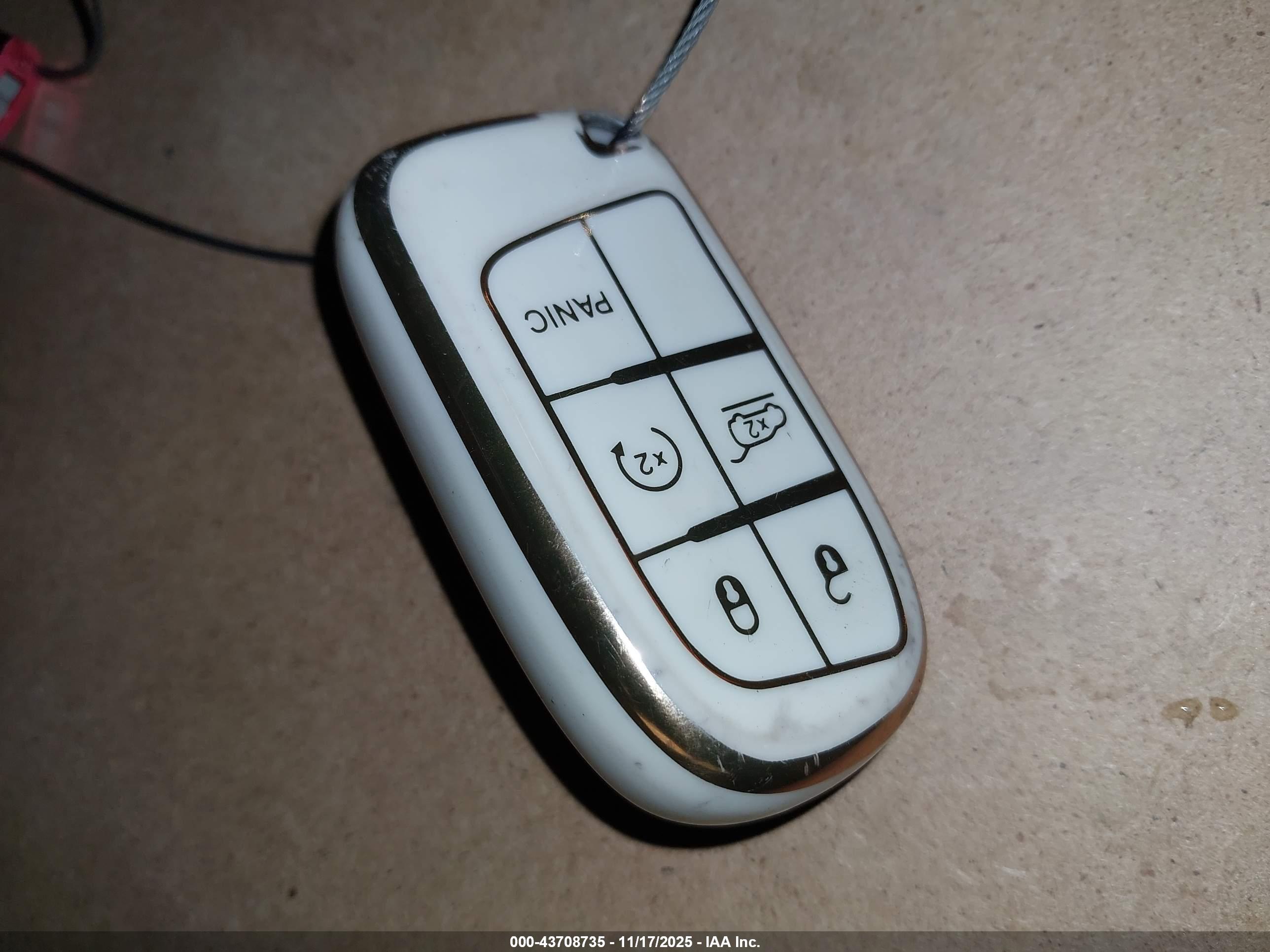 CHRYSLER 200 image 11