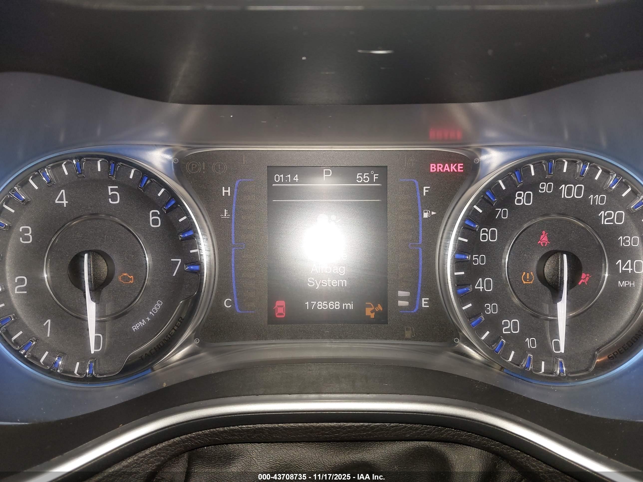 CHRYSLER 200 image 7