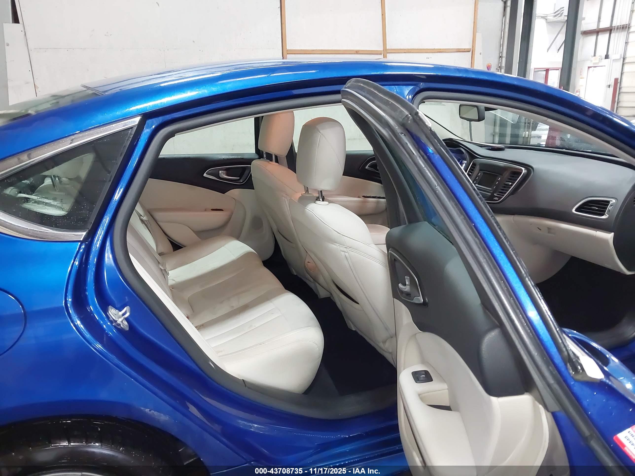 CHRYSLER 200 image 8