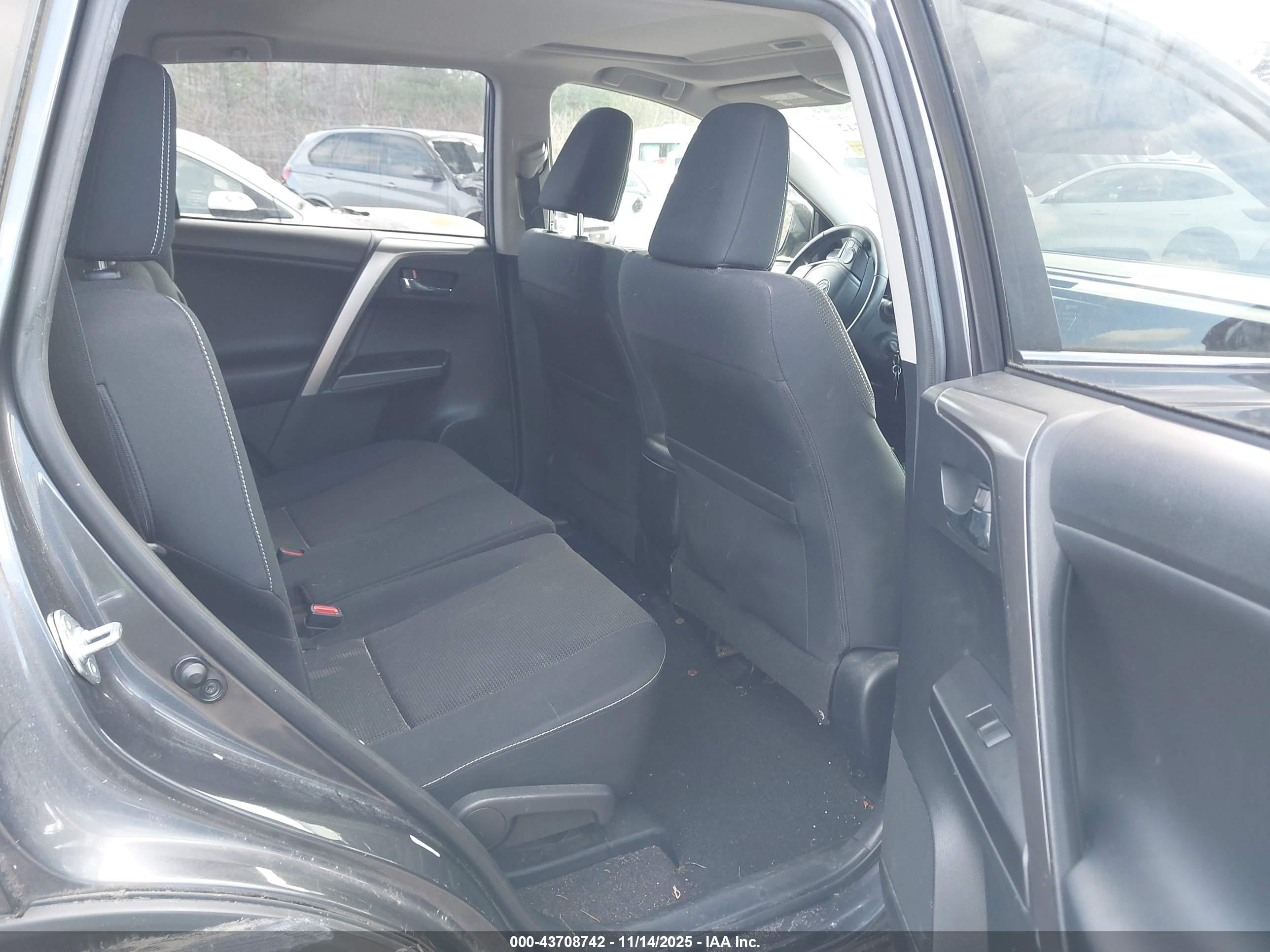 TOYOTA RAV4 image 8