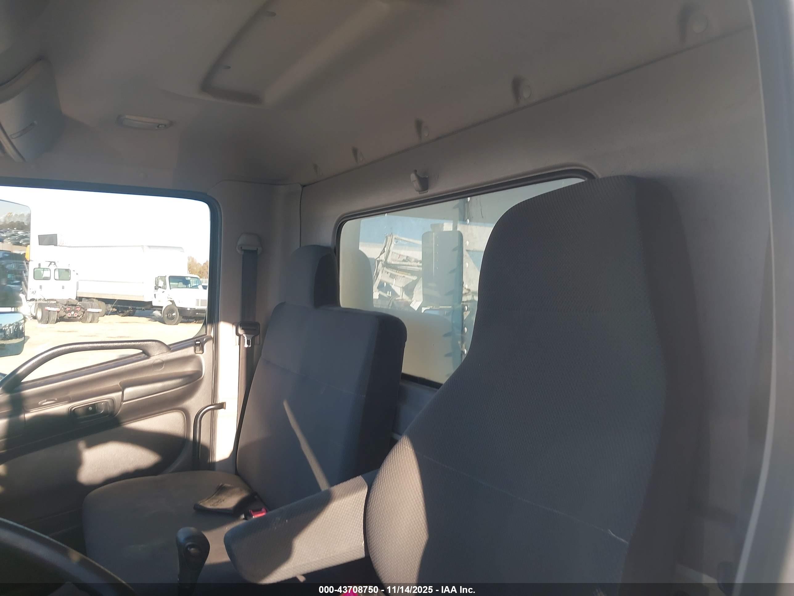 HINO 258/268 image 7