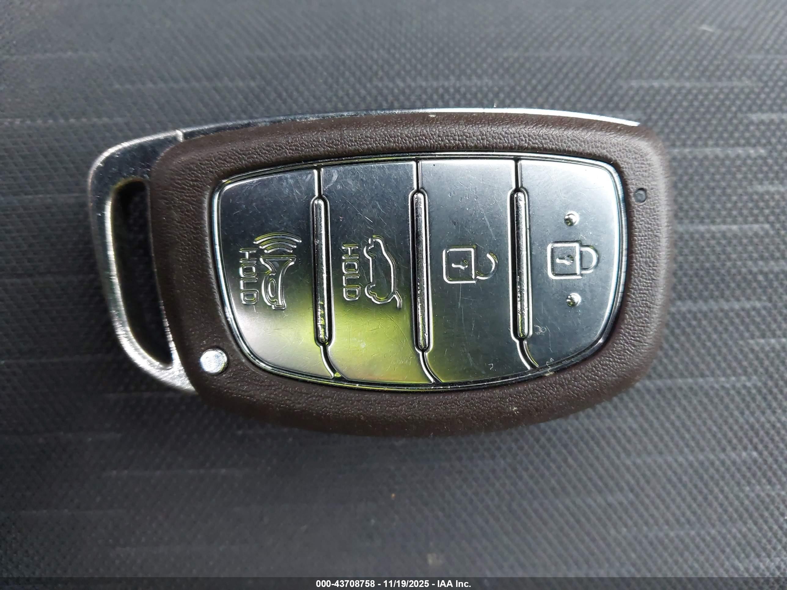 HYUNDAI TUCSON image 11