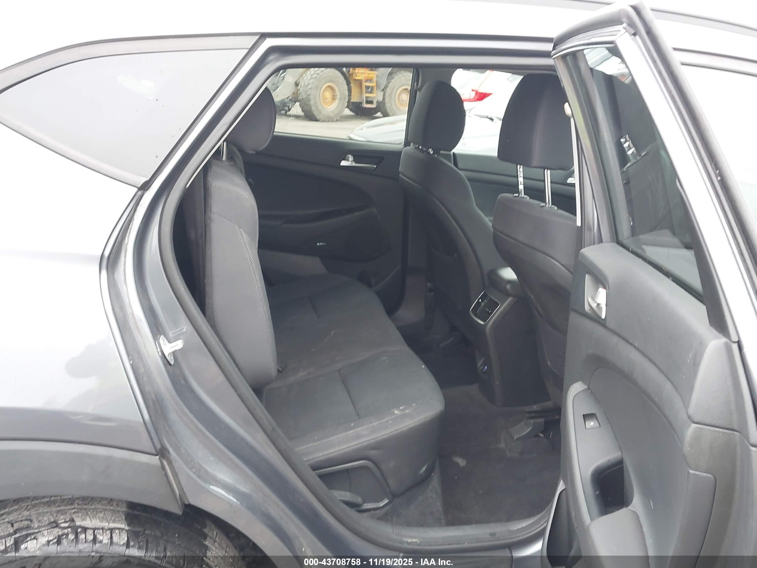 HYUNDAI TUCSON image 8