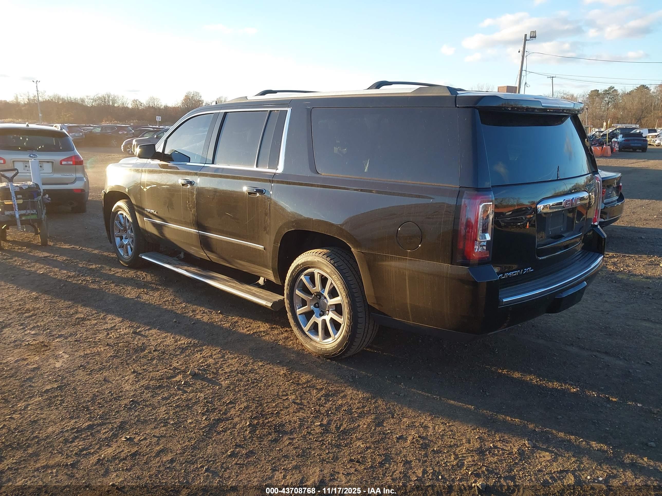 GMC YUKON image 3