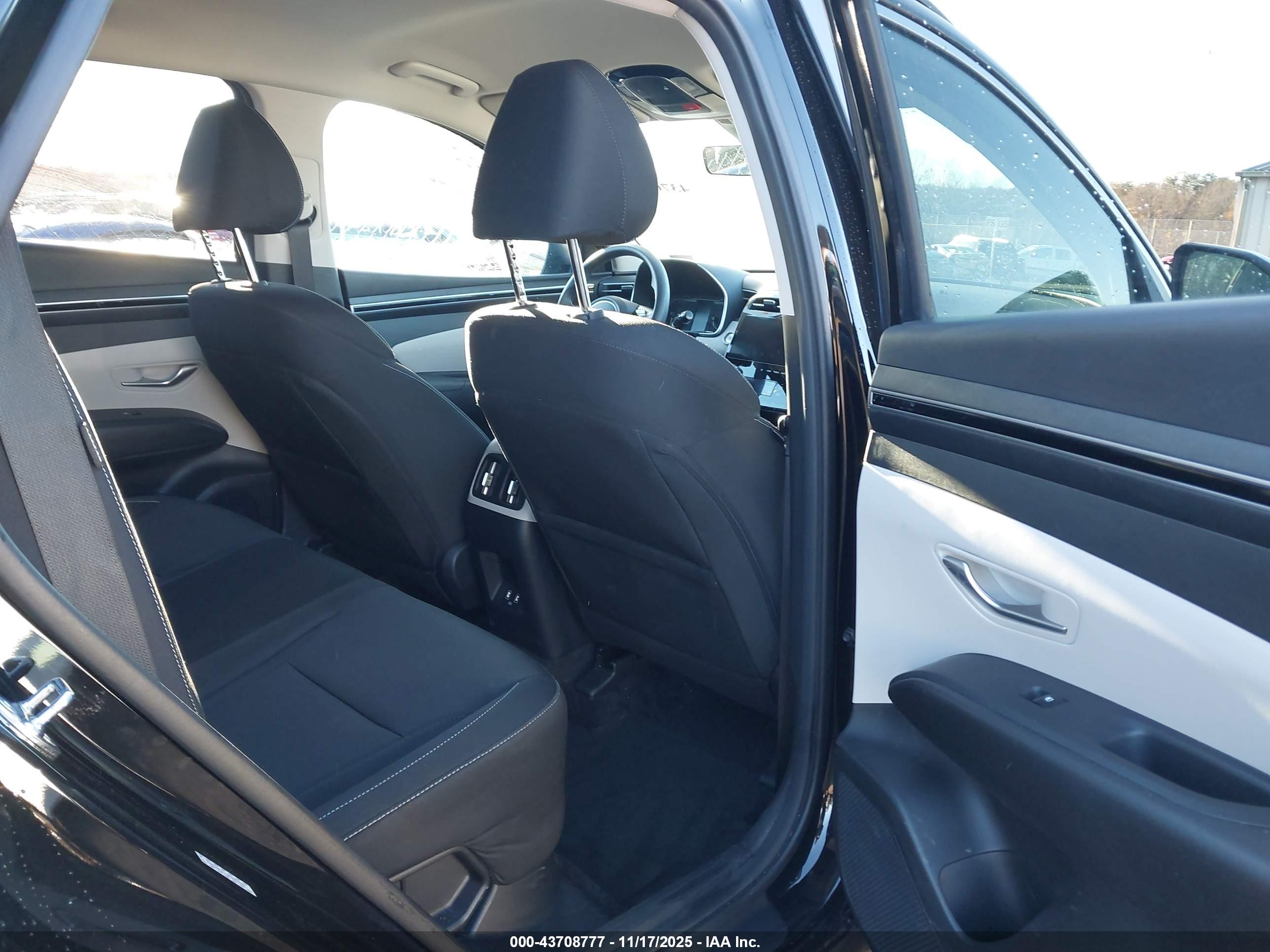HYUNDAI TUCSON image 8