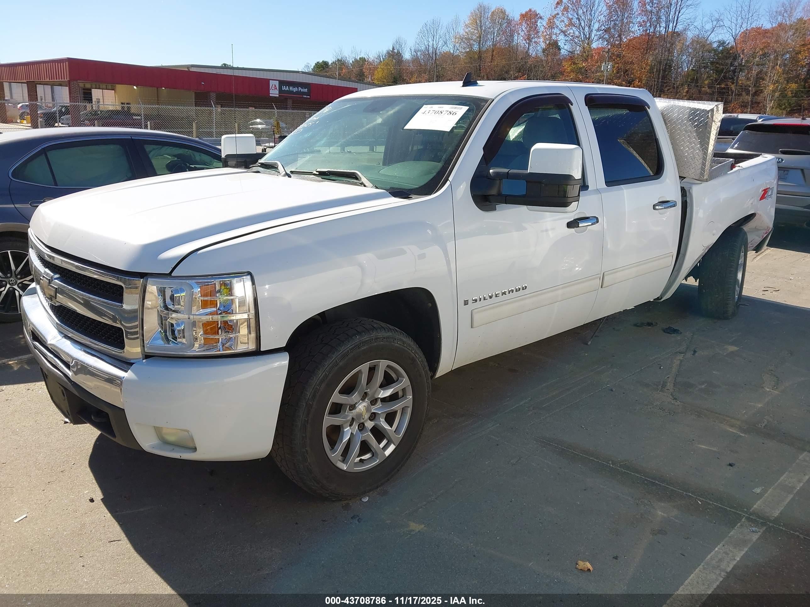 CHEVROLET SILVERADO image 2