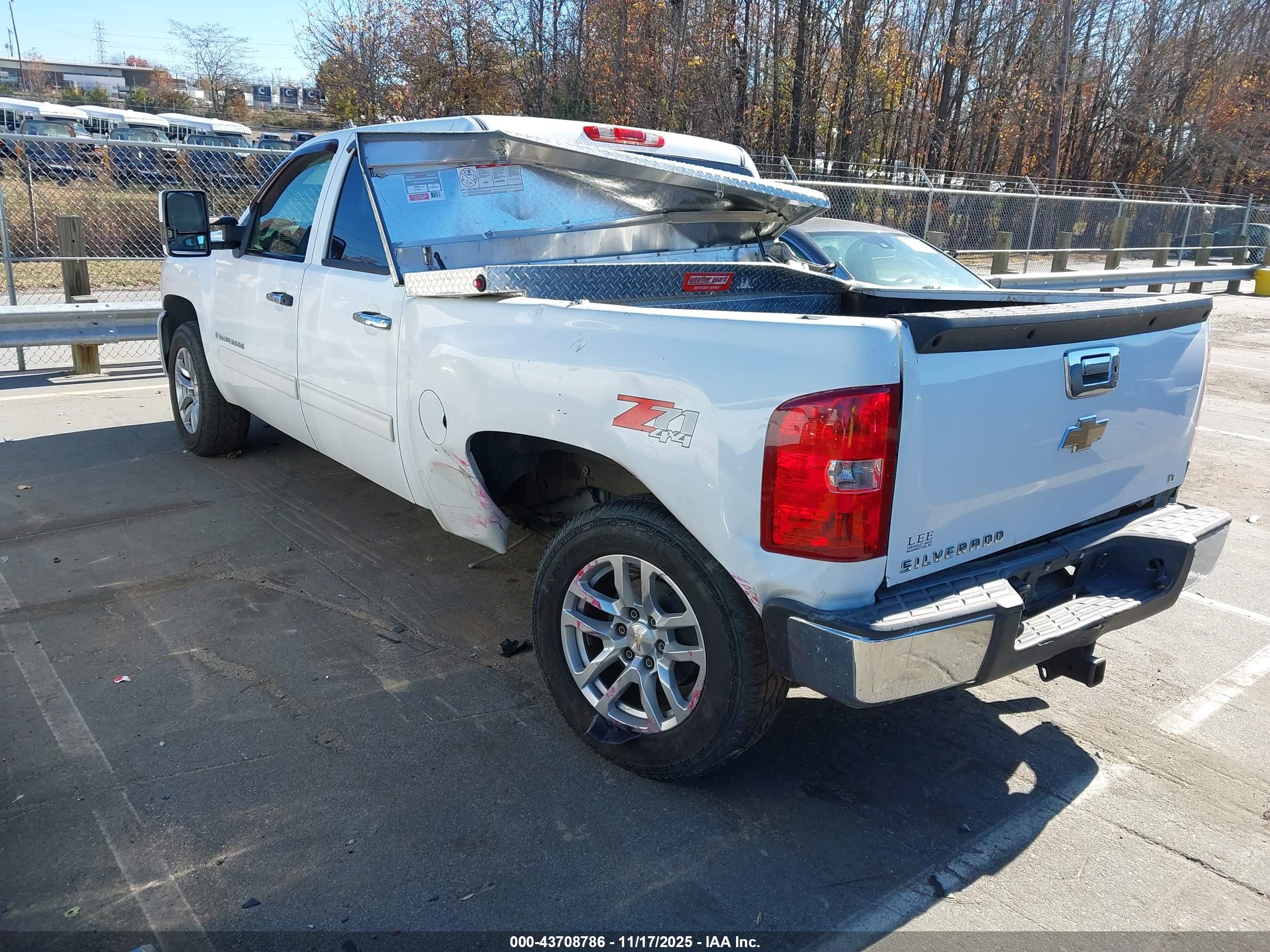 CHEVROLET SILVERADO image 3