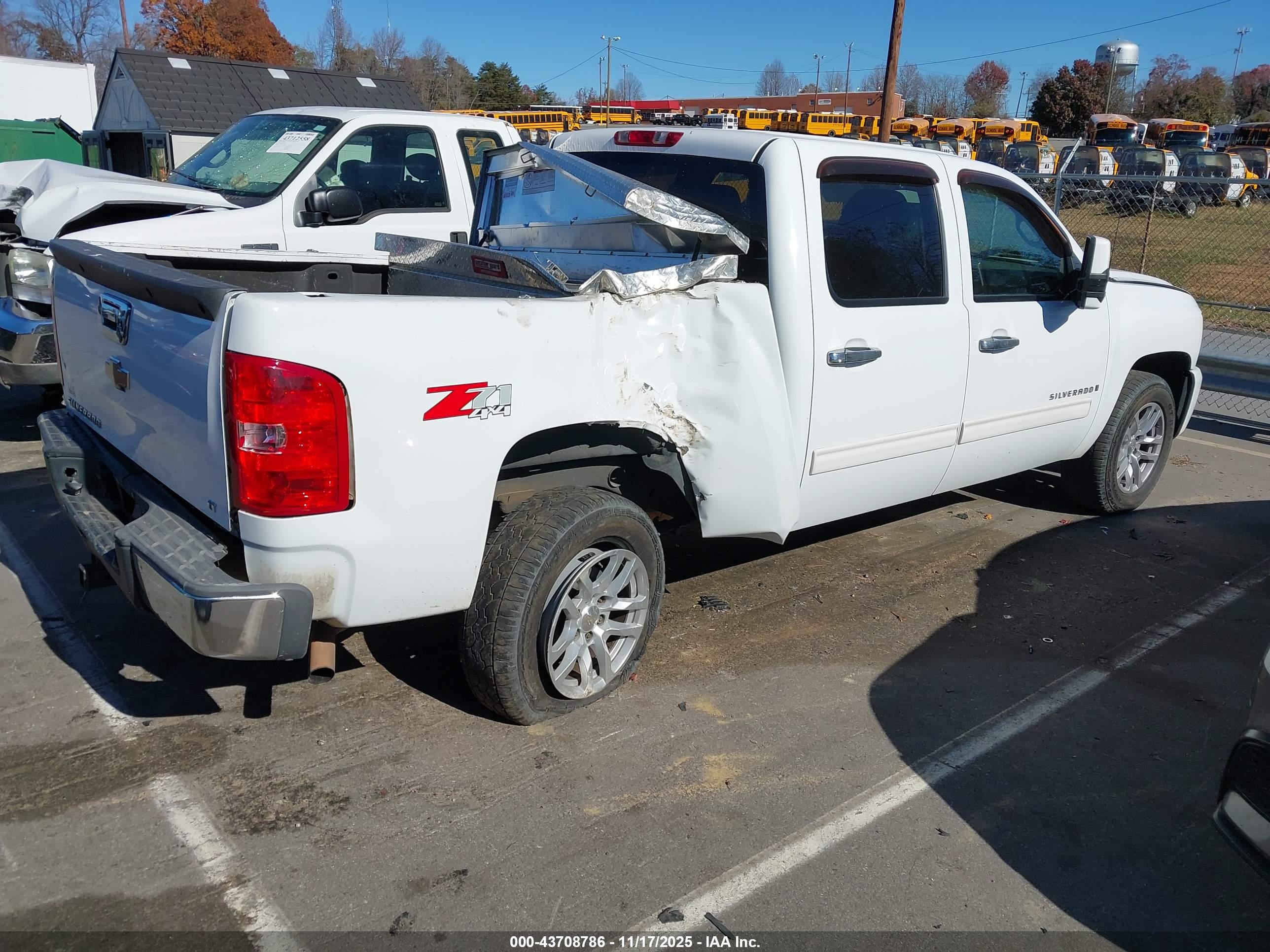 CHEVROLET SILVERADO image 4