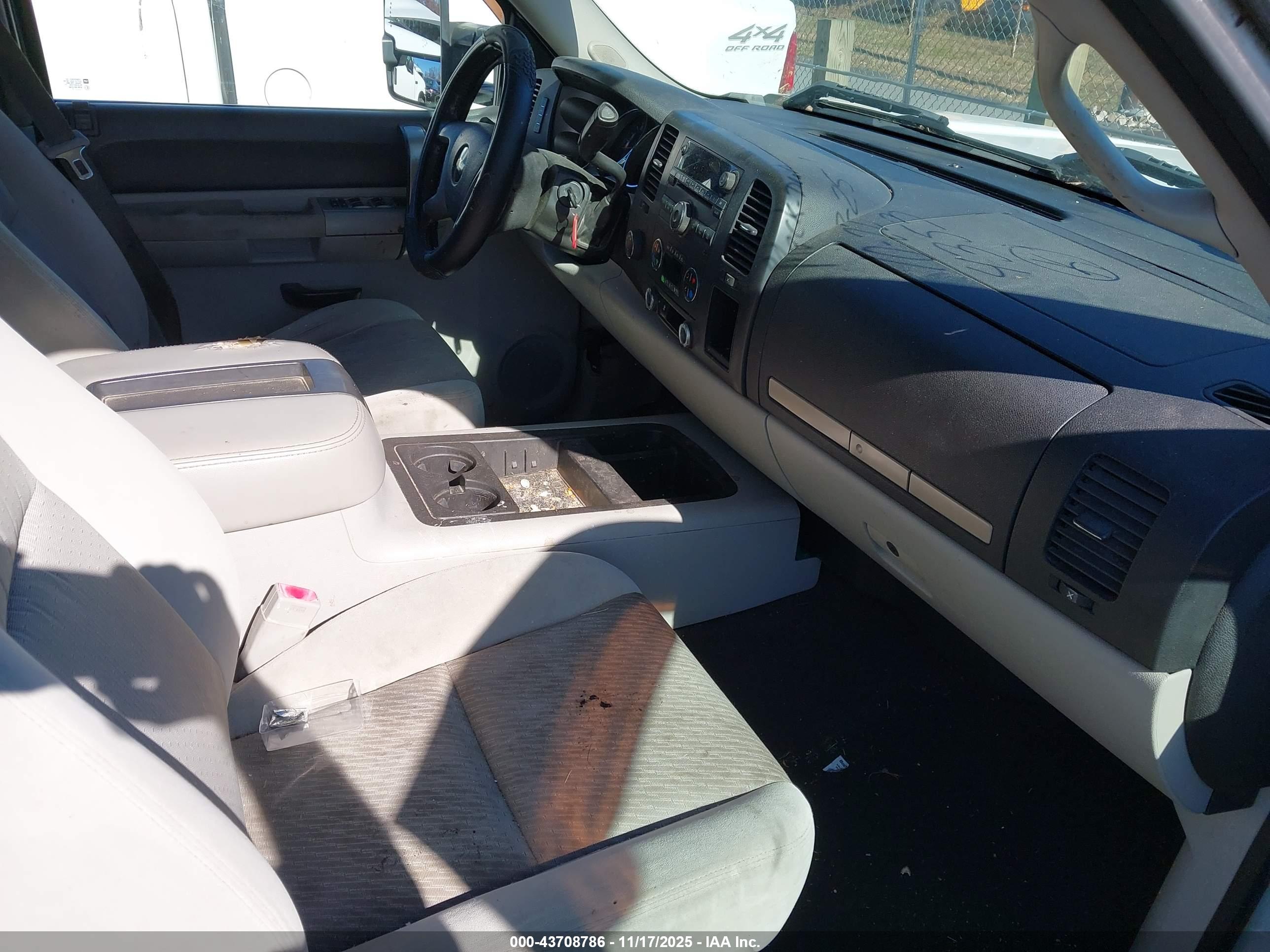 CHEVROLET SILVERADO image 5