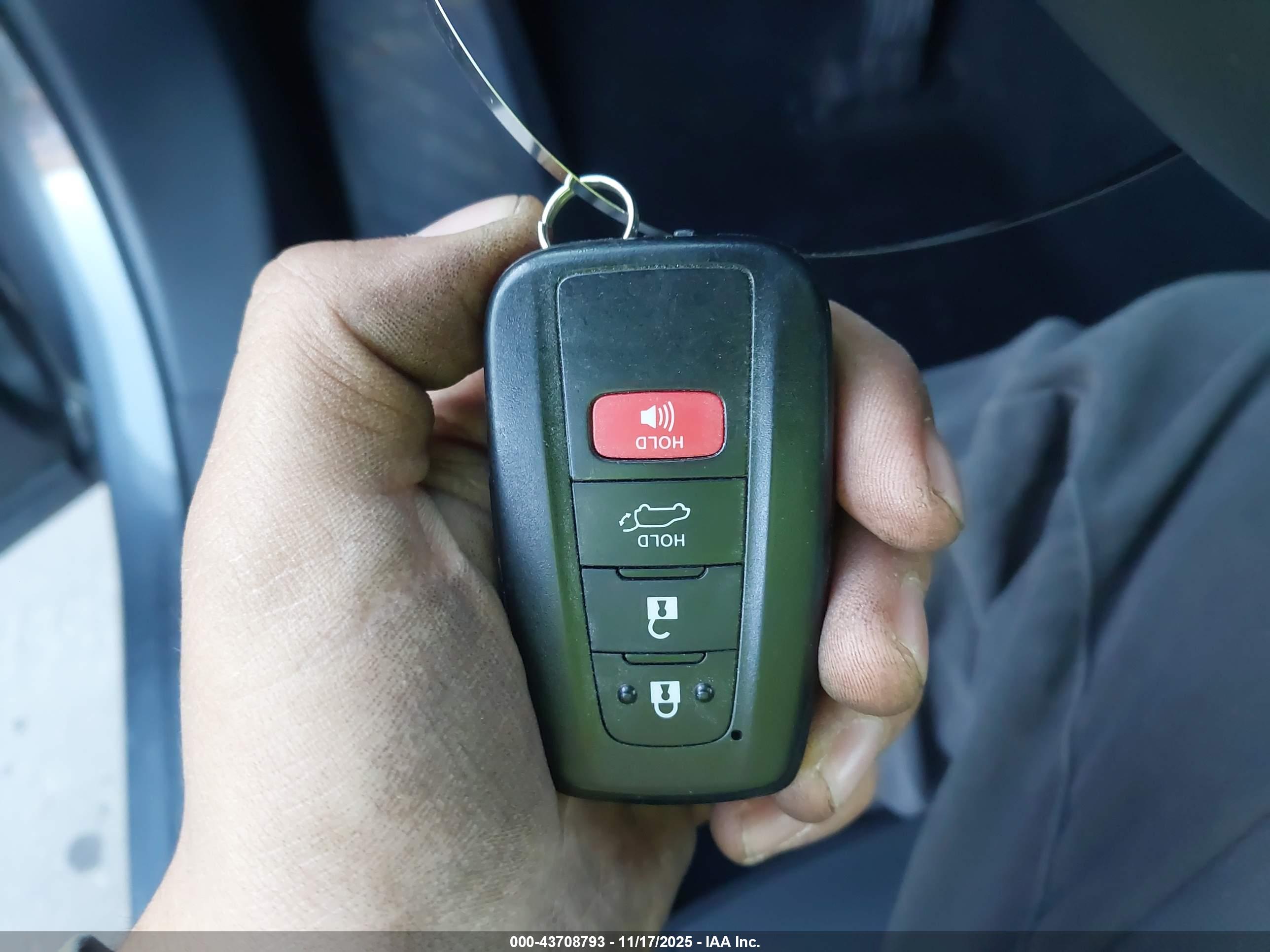 TOYOTA RAV4 image 11
