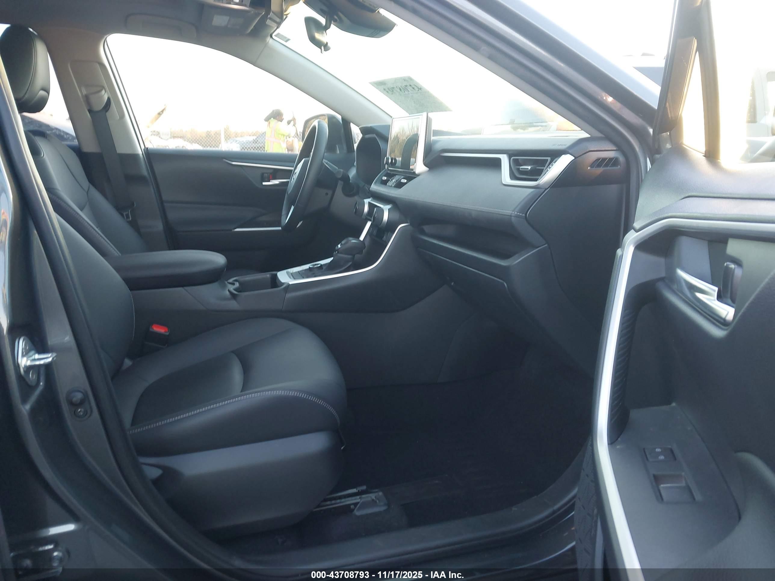 TOYOTA RAV4 image 5