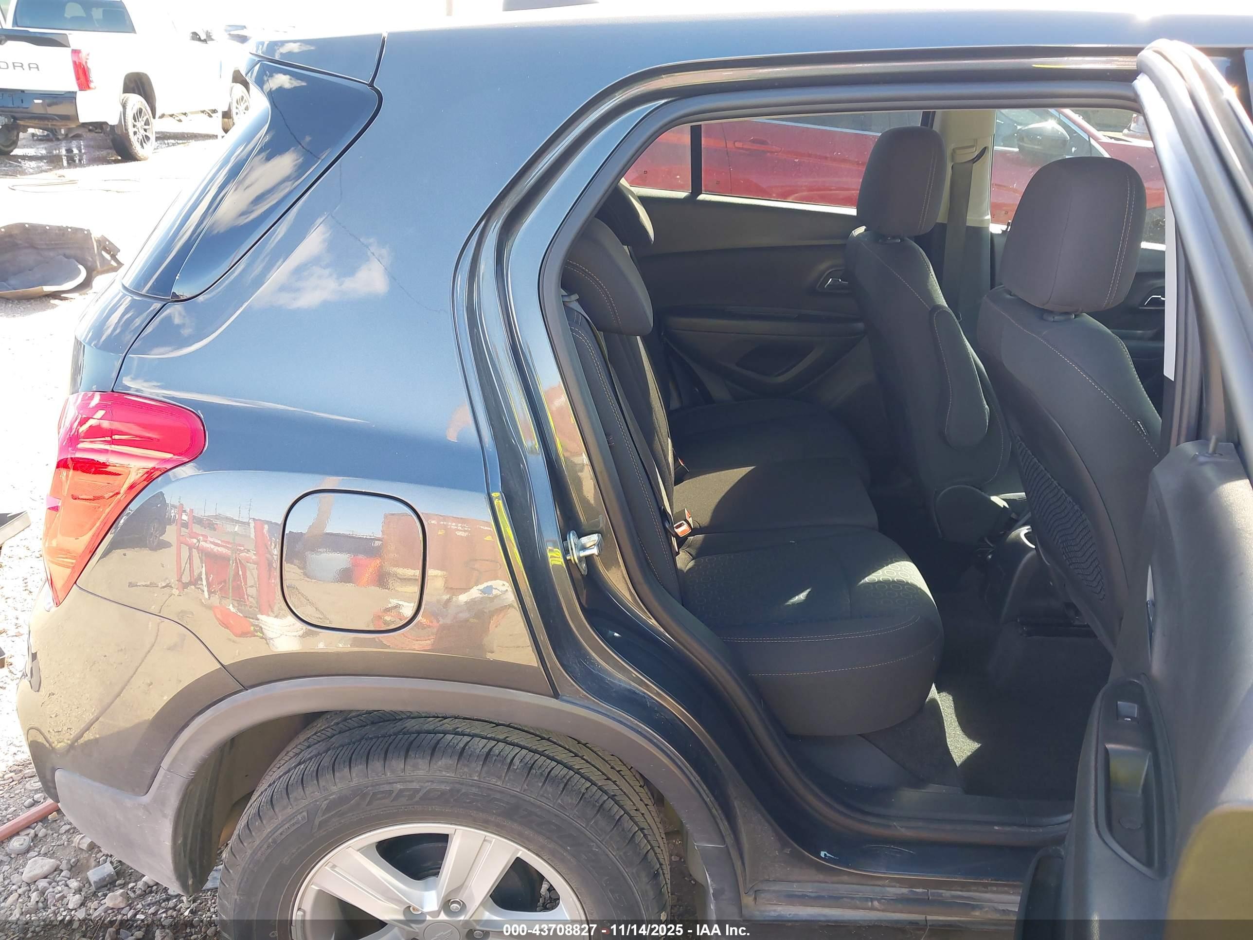 CHEVROLET TRAX image 8