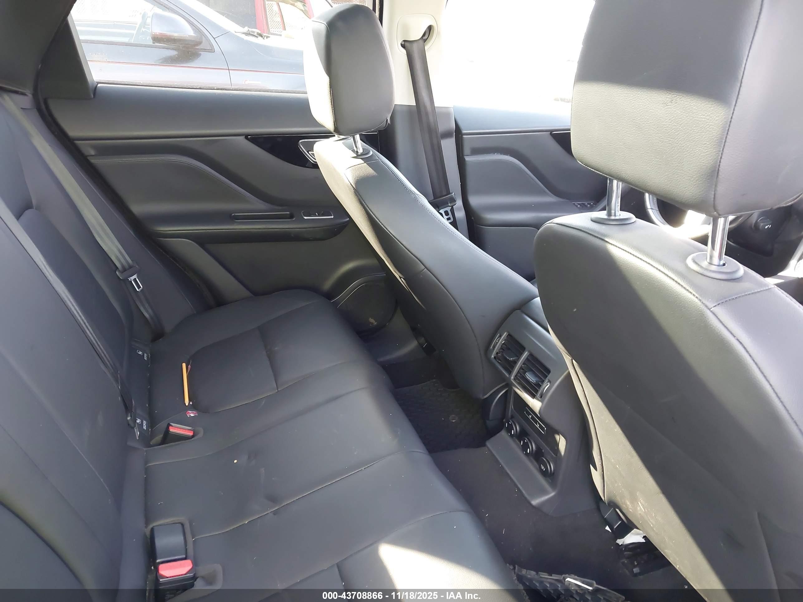 JAGUAR F-PACE image 8